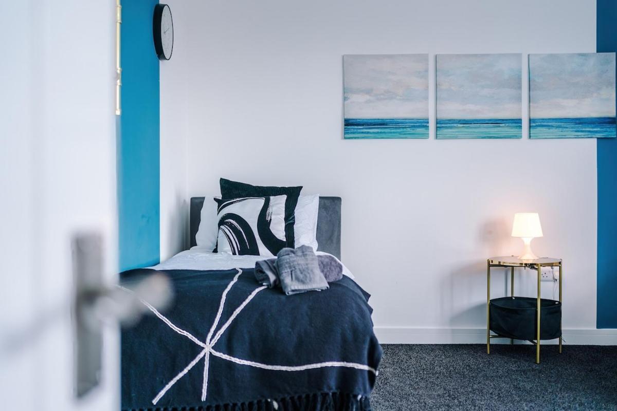 Sleeps 8, Free Parking, Stunning In Salford Quays, Perfect For Groups, Long Term Disc Manchester
