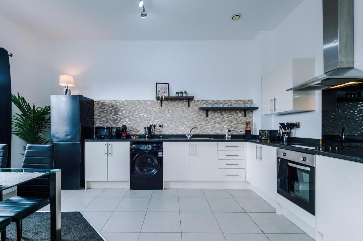 Sleeps 8, Free Parking, Stunning In Salford Quays, Perfect For Groups, Long Term Disc * Manchester