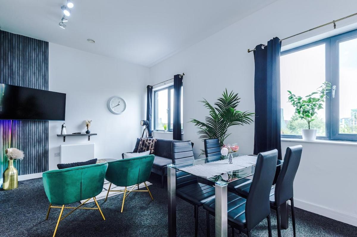 Apartment Sleeps 8, Free Parking, Stunning In Salford Quays, Perfect For Groups, Long Term Disc
