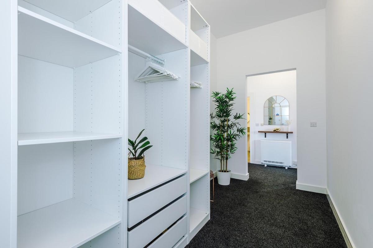 Apartment Sleeps 8, Free Parking, Stunning In Salford Quays, Perfect For Groups, Long Term Disc Manchester