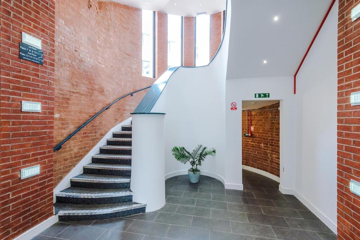 Sleeps 8, Free Parking, Stunning In Salford Quays, Perfect For Groups, Long Term Disc * Manchester