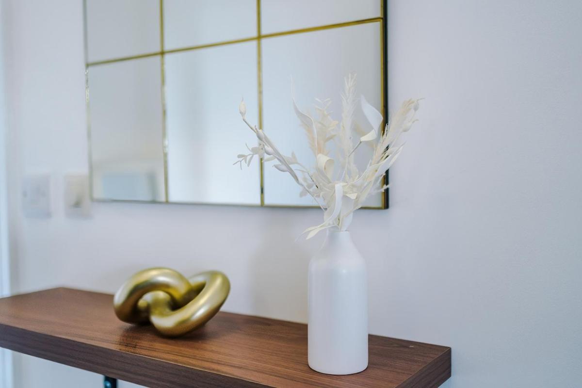 Sleeps 8, Free Parking, Stunning In Salford Quays, Perfect For Groups, Long Term Disc Apartment