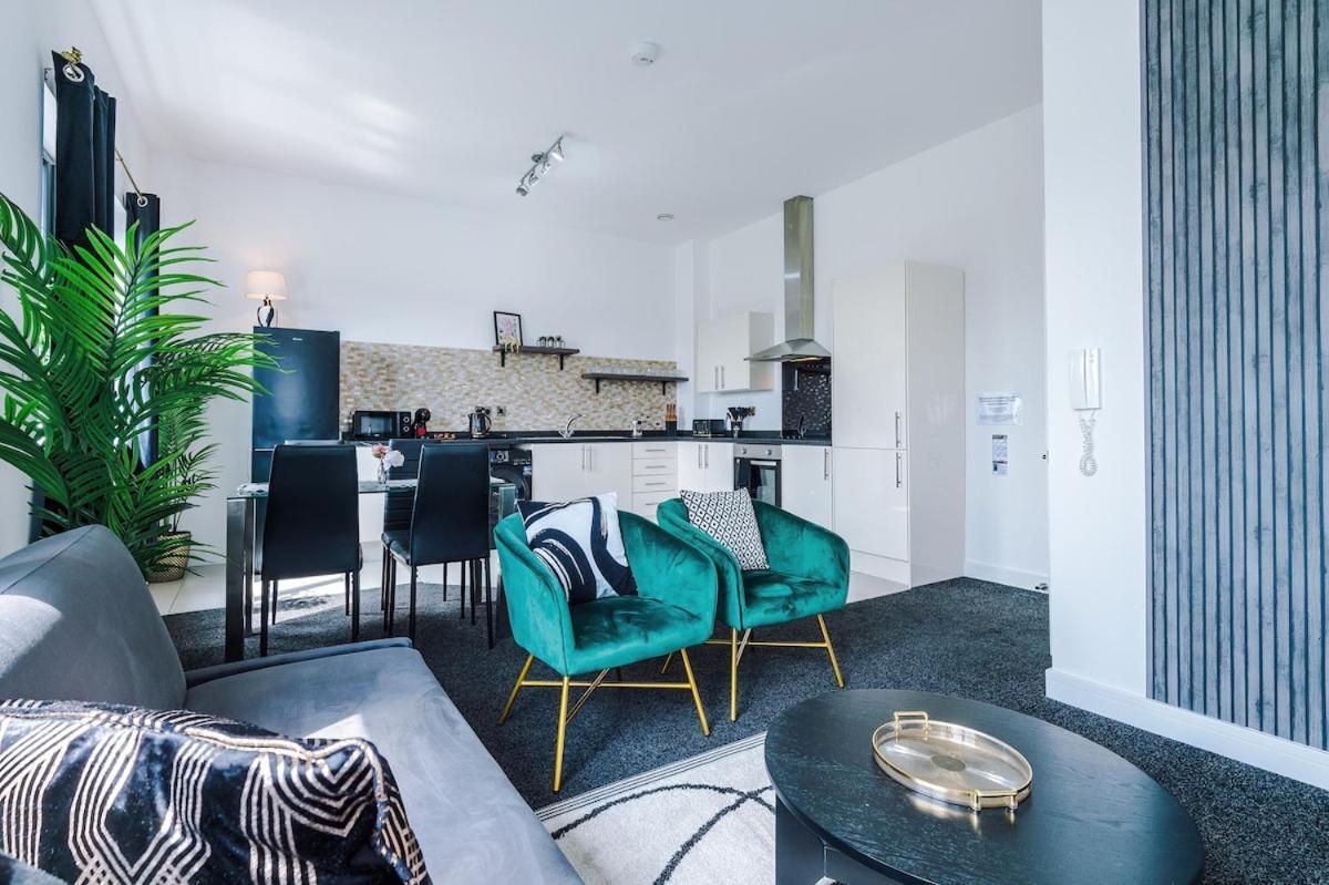 Apartment Sleeps 8, Free Parking, Stunning In Salford Quays, Perfect For Groups, Long Term Disc