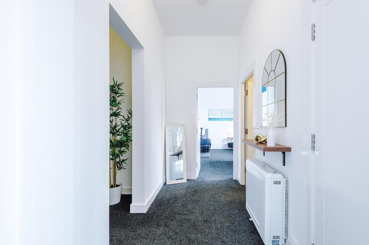 Sleeps 8, Free Parking, Stunning In Salford Quays, Perfect For Groups, Long Term Disc Apartment *