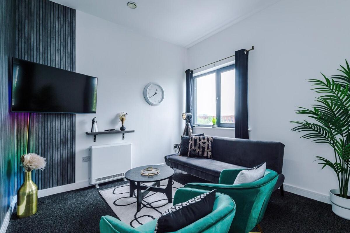 Sleeps 8, Free Parking, Stunning In Salford Quays, Perfect For Groups, Long Term Disc *
