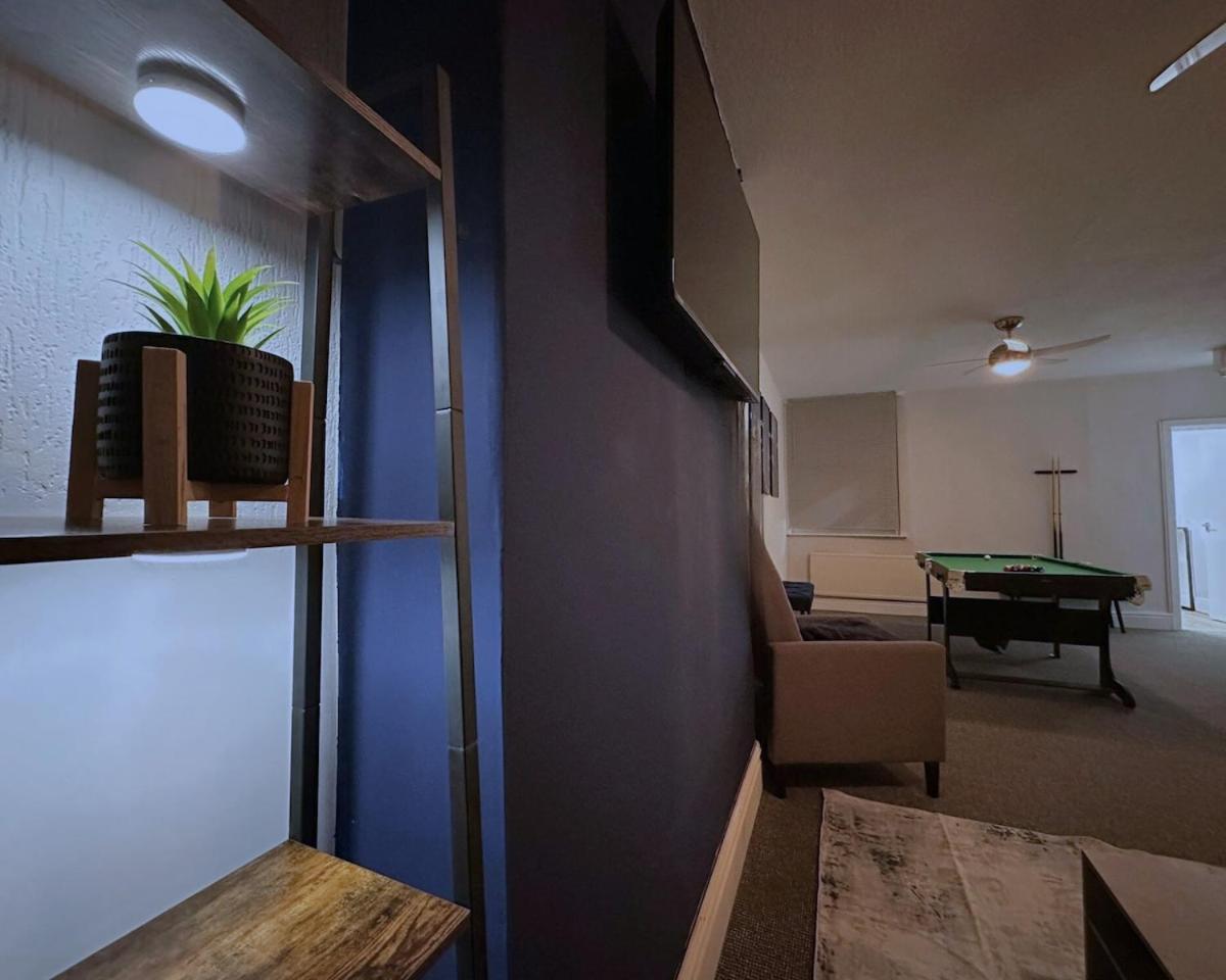 Spacious Home-pooltable-freeparking-10guests Vakantiehuis *