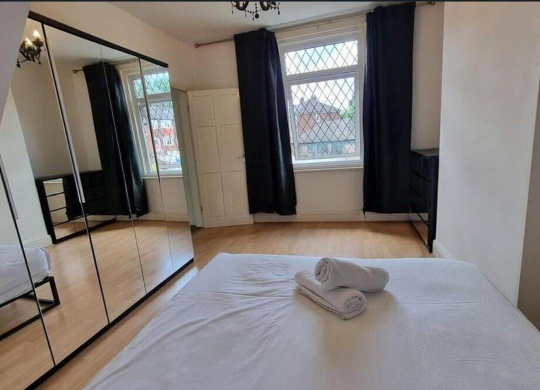 Spacious 4bd With Great Links To Centre