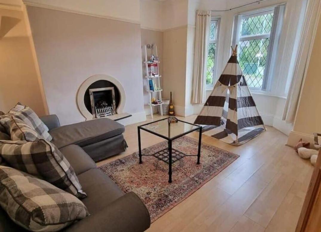 Spacious 4bd With Great Links To Centre Manchester