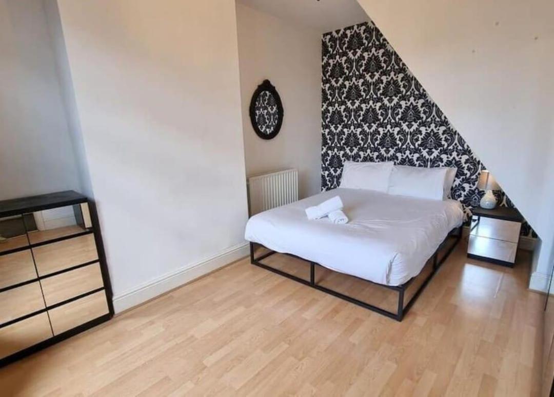 Spacious 4bd With Great Links To Centre Holiday home