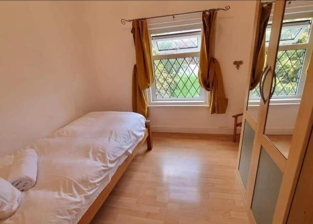 Holiday home Spacious 4bd With Great Links To Centre Manchester