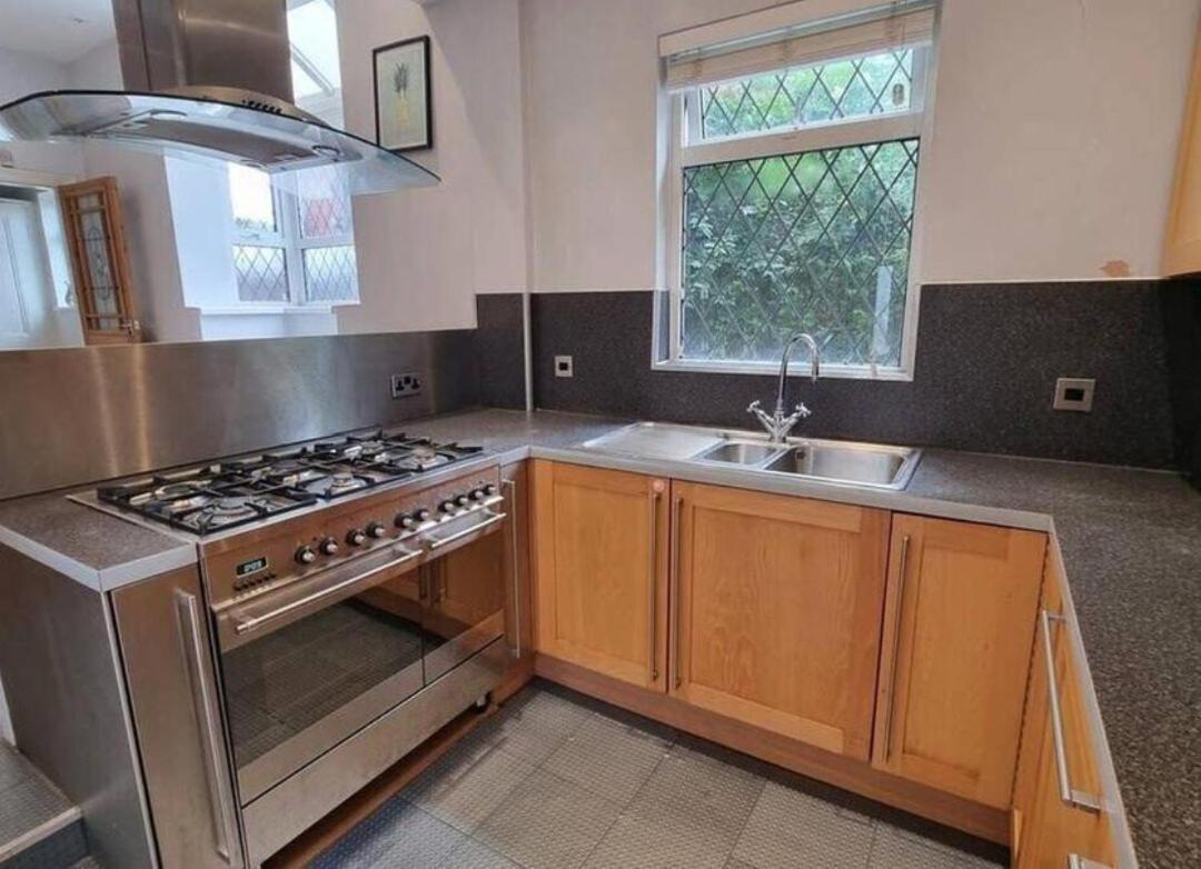 Holiday home Spacious 4bd With Great Links To Centre