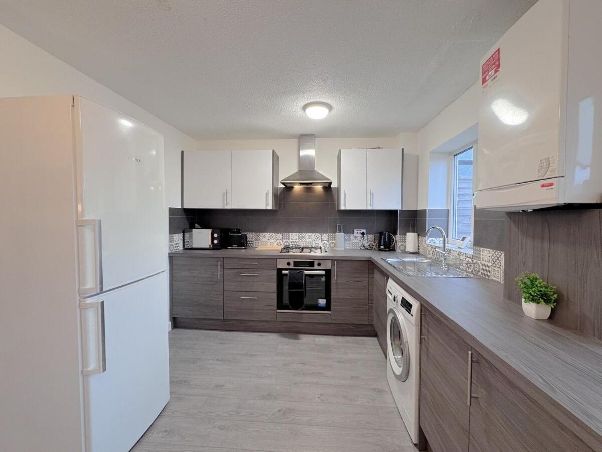 Cozy 2 Bed - Free Parking, Great Location By Vista Short Lets Holiday home