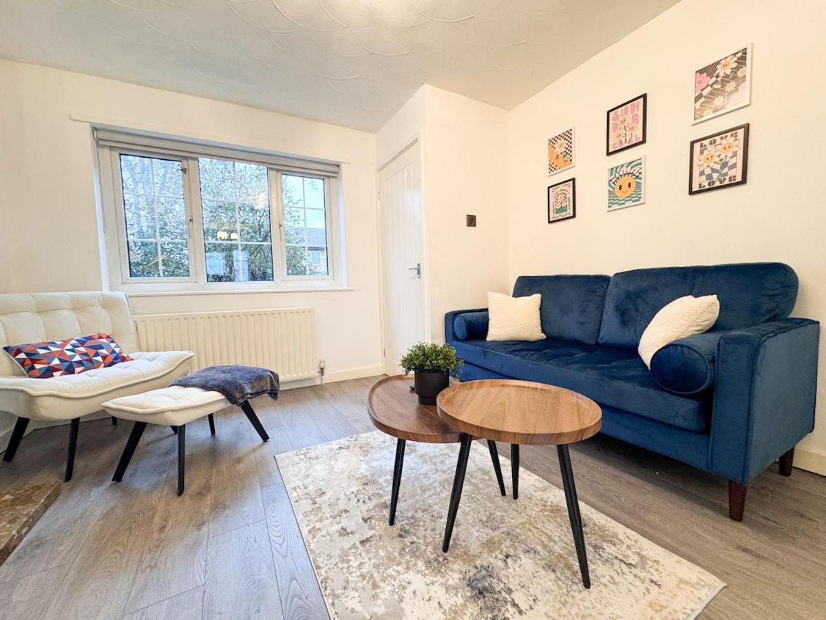 Cozy 2 Bed - Free Parking, Great Location By Vista Short Lets Holiday home *