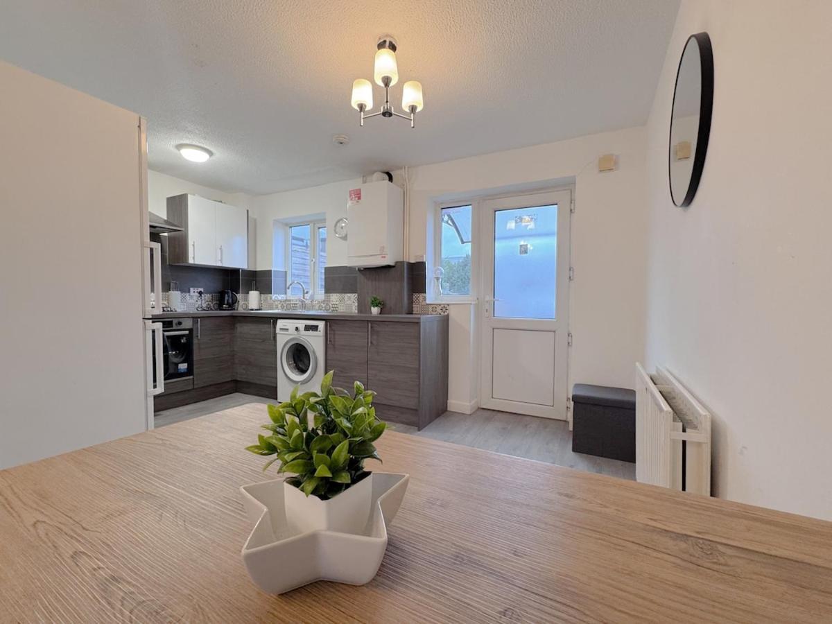Cozy 2 Bed - Free Parking, Great Location By Vista Short Lets Holiday home Manchester