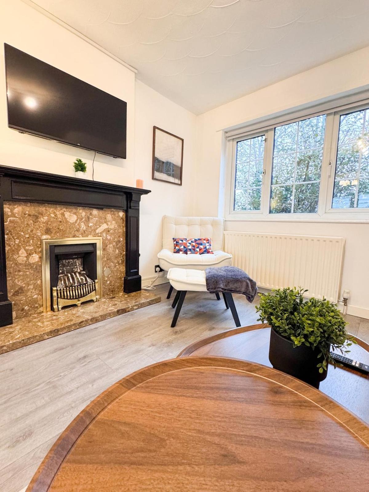 Holiday home Cozy 2 Bed - Free Parking, Great Location By Vista Short Lets Manchester