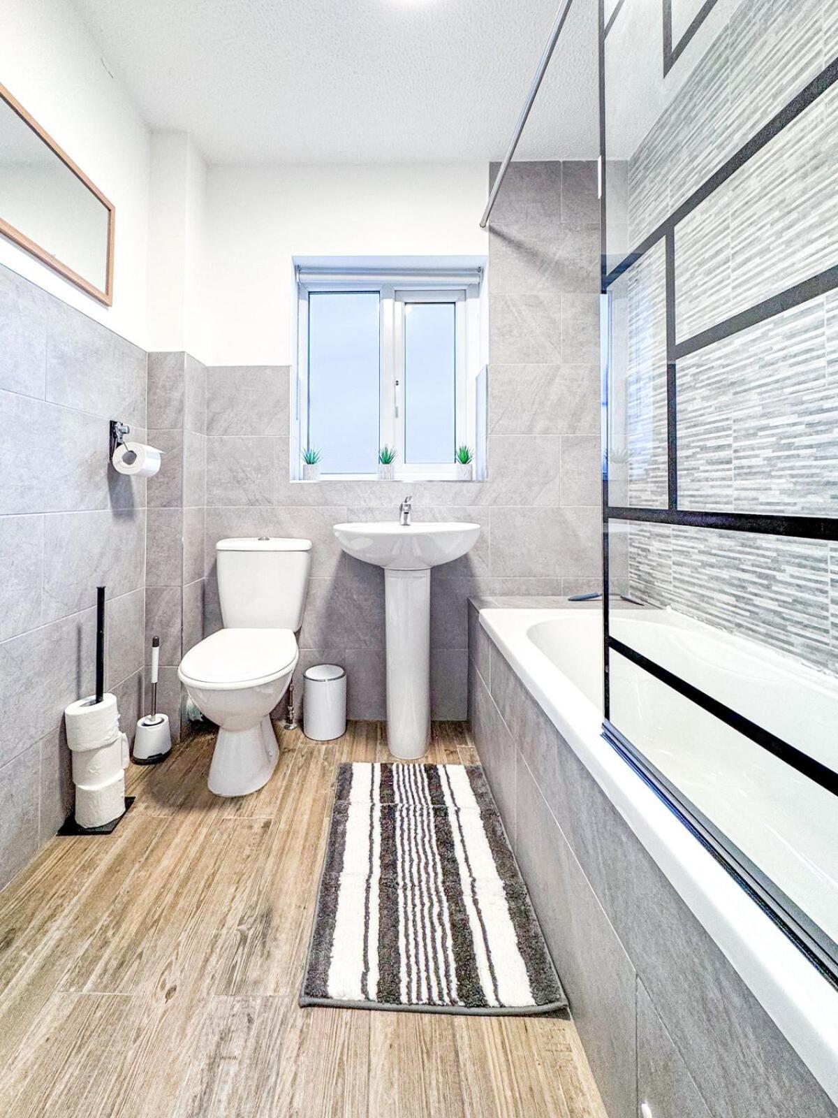 Cozy 2 Bed - Free Parking, Great Location By Vista Short Lets Holiday home *