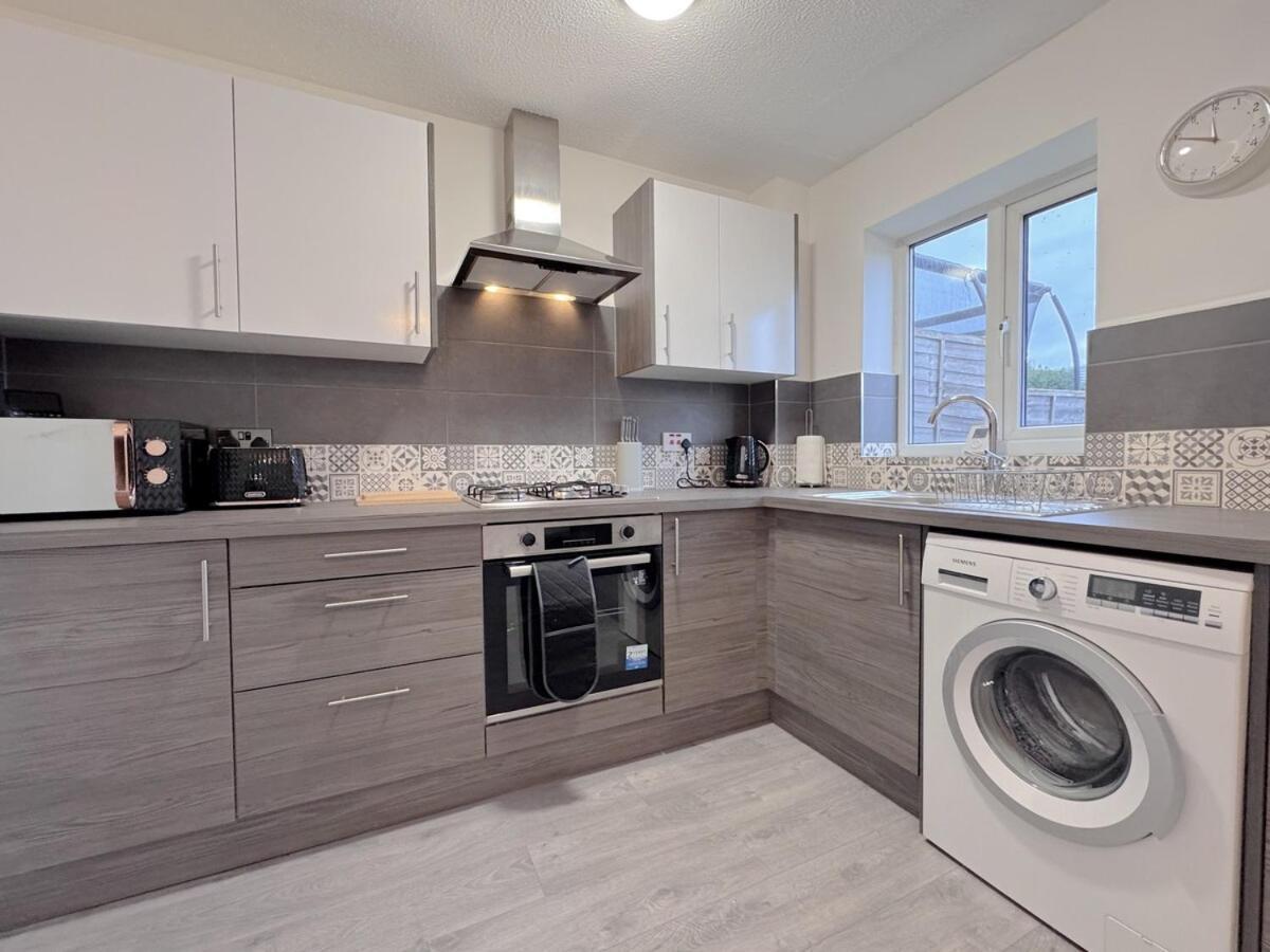 Cozy 2 Bed - Free Parking, Great Location By Vista Short Lets Holiday home *