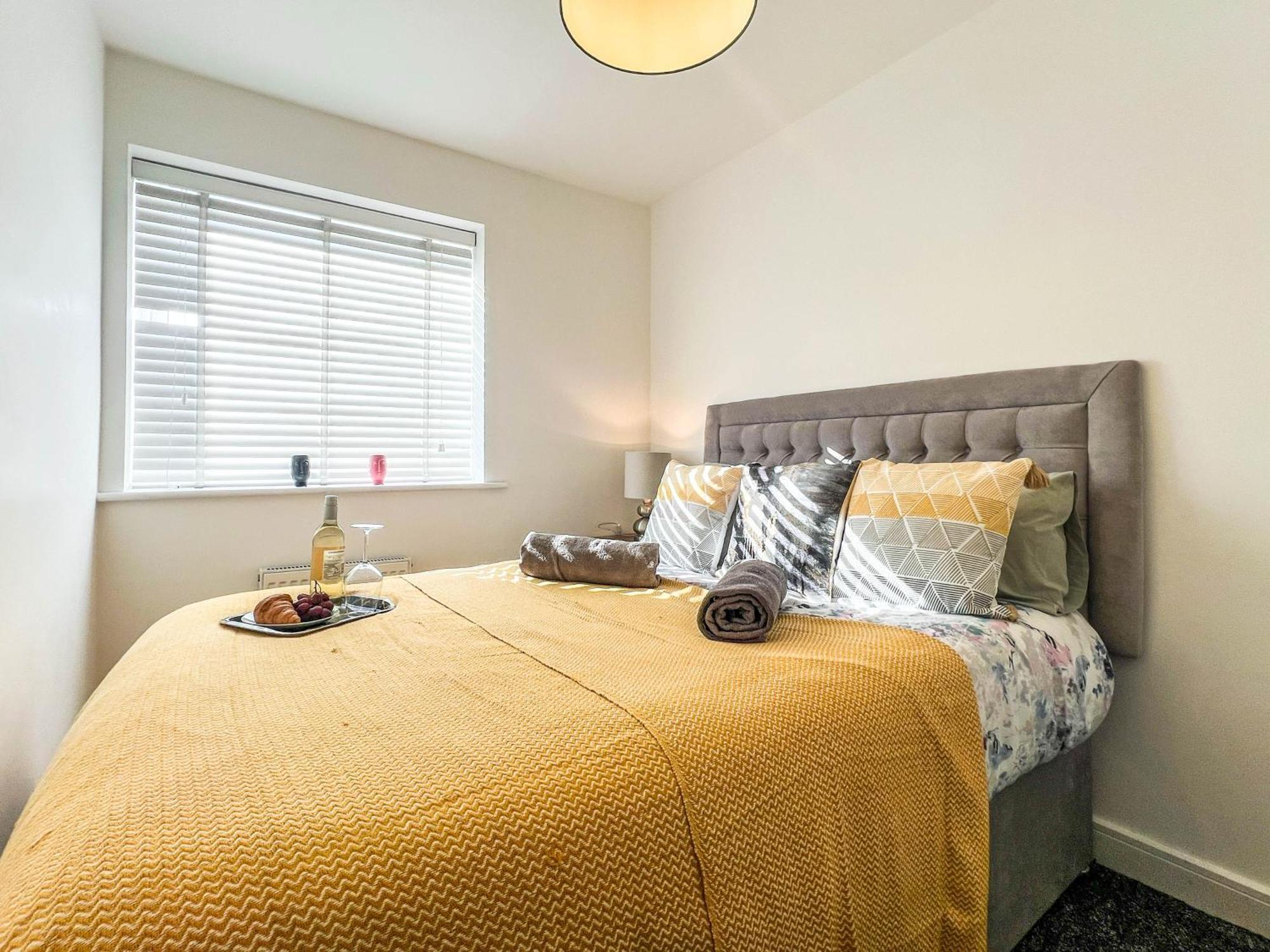 Holiday home 3br-sleeps 6 -walk To Etihad & Ao Arena *