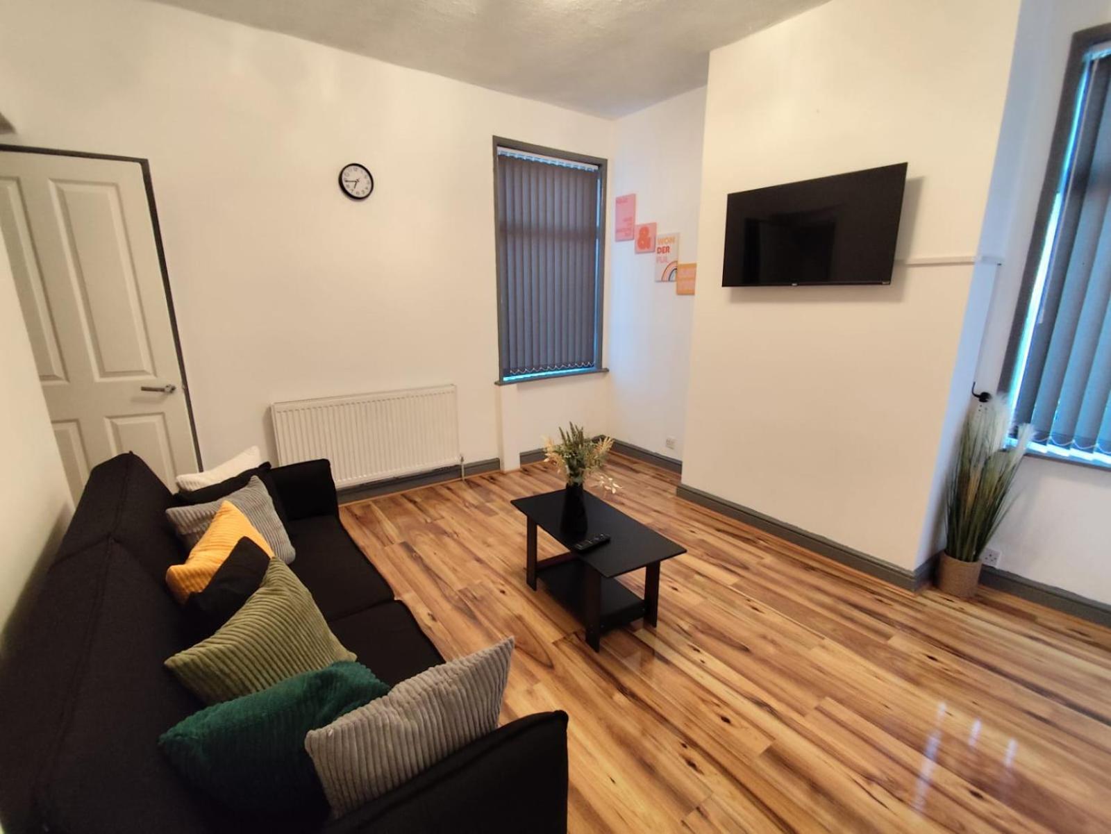 Double-bedroom In The Heart Of Harpurhey Perfect For Short * Manchester