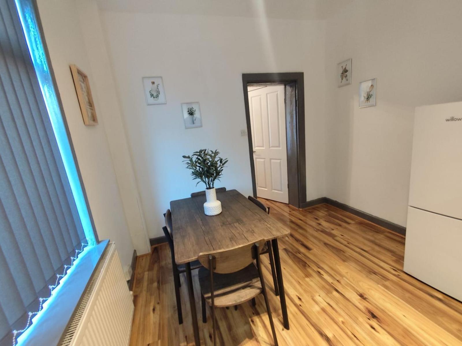 Double-bedroom In The Heart Of Harpurhey Perfect For Short Guest house
