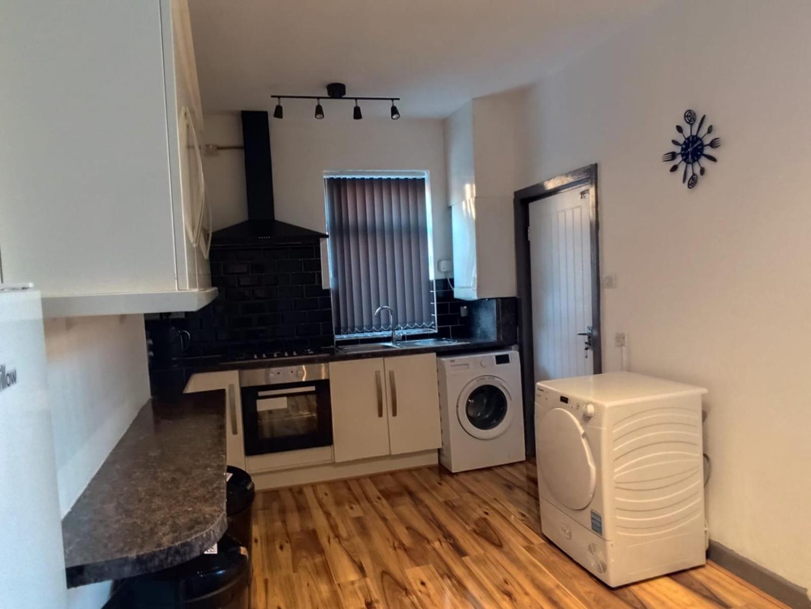 Double-bedroom In The Heart Of Harpurhey Perfect For Short Guest house *