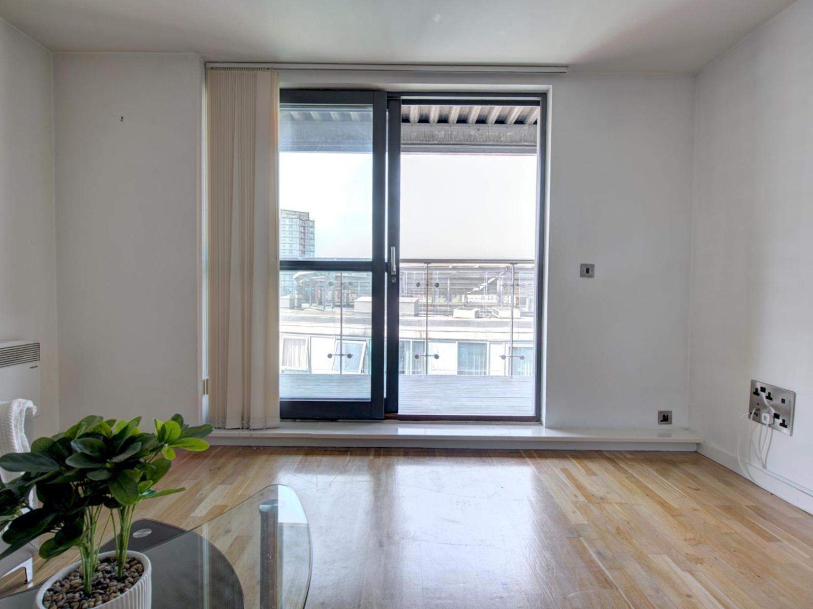 Pass The Keys Modern 2 Bed Centre Parking *