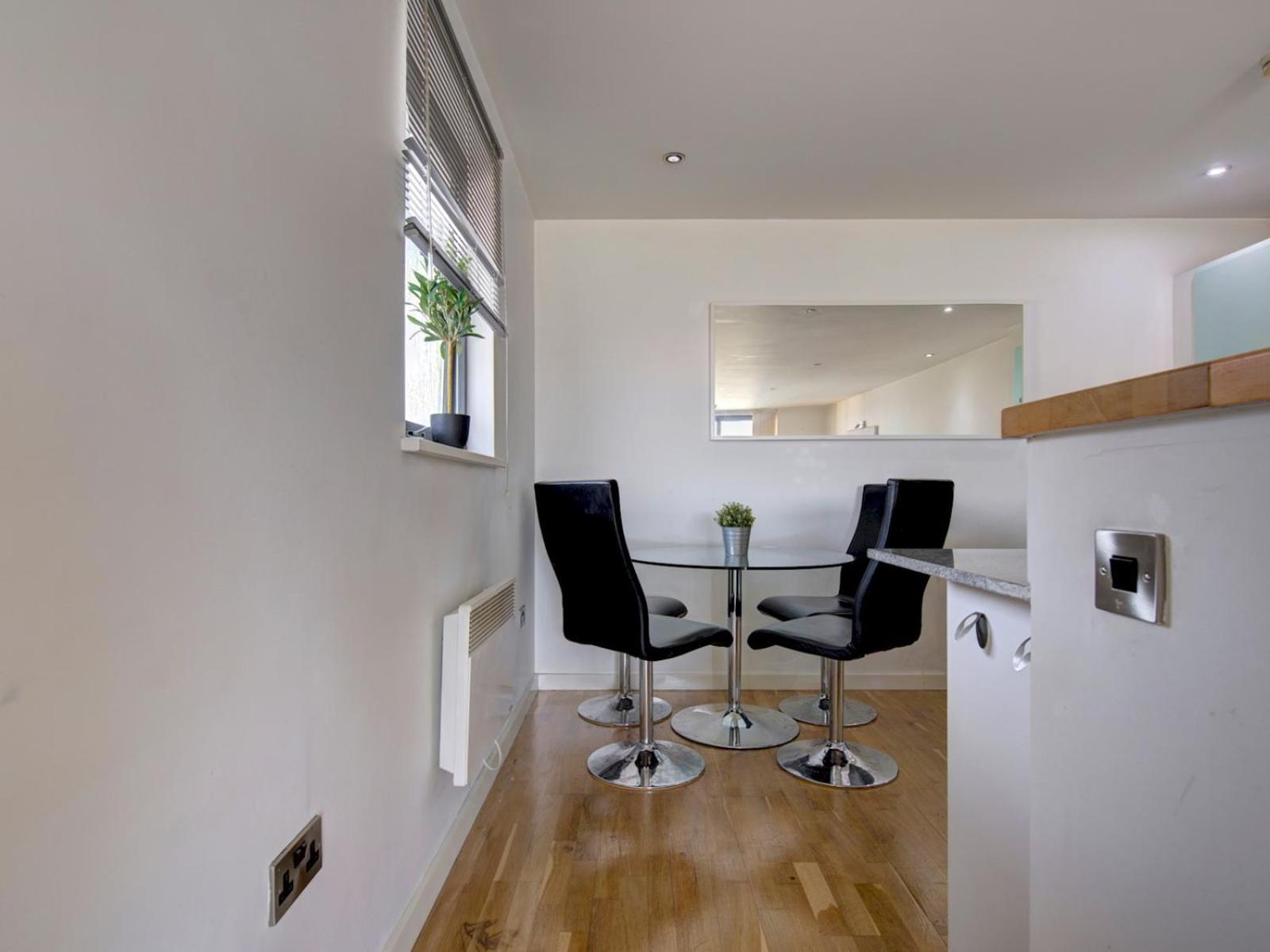 Pass The Keys Modern 2 Bed Centre Parking Apartment *