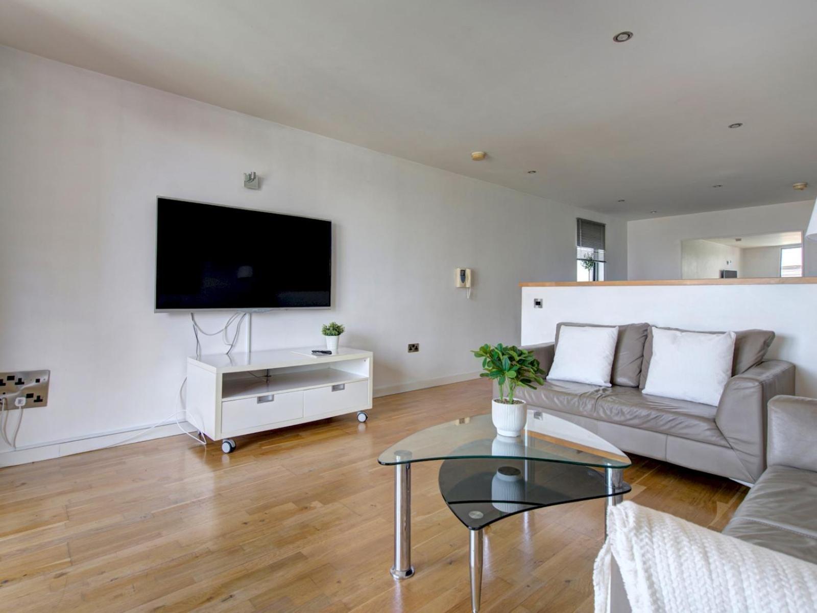 Pass The Keys Modern 2 Bed Centre Parking