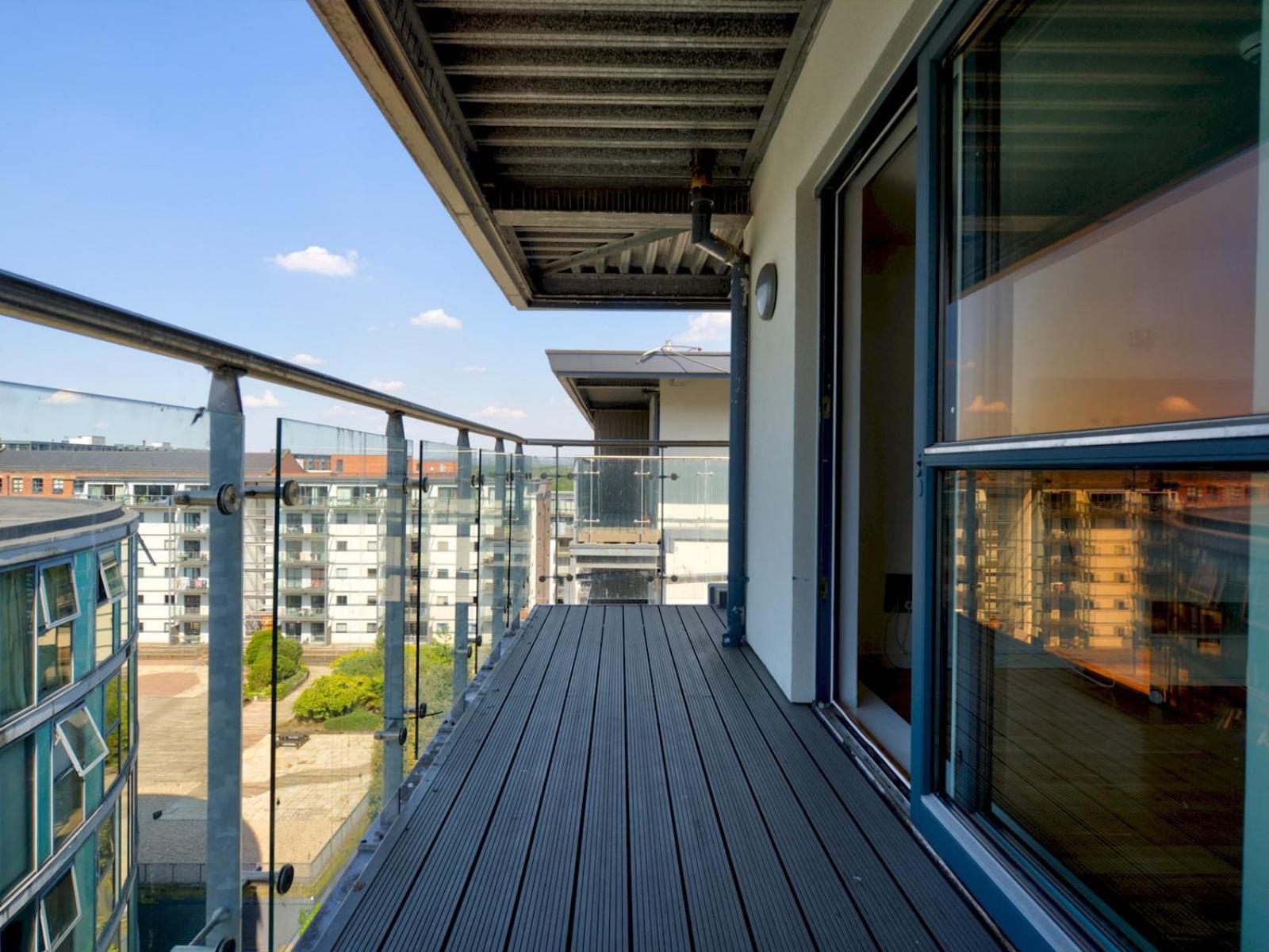 Pass The Keys Modern 2 Bed Centre Parking Apartment *
