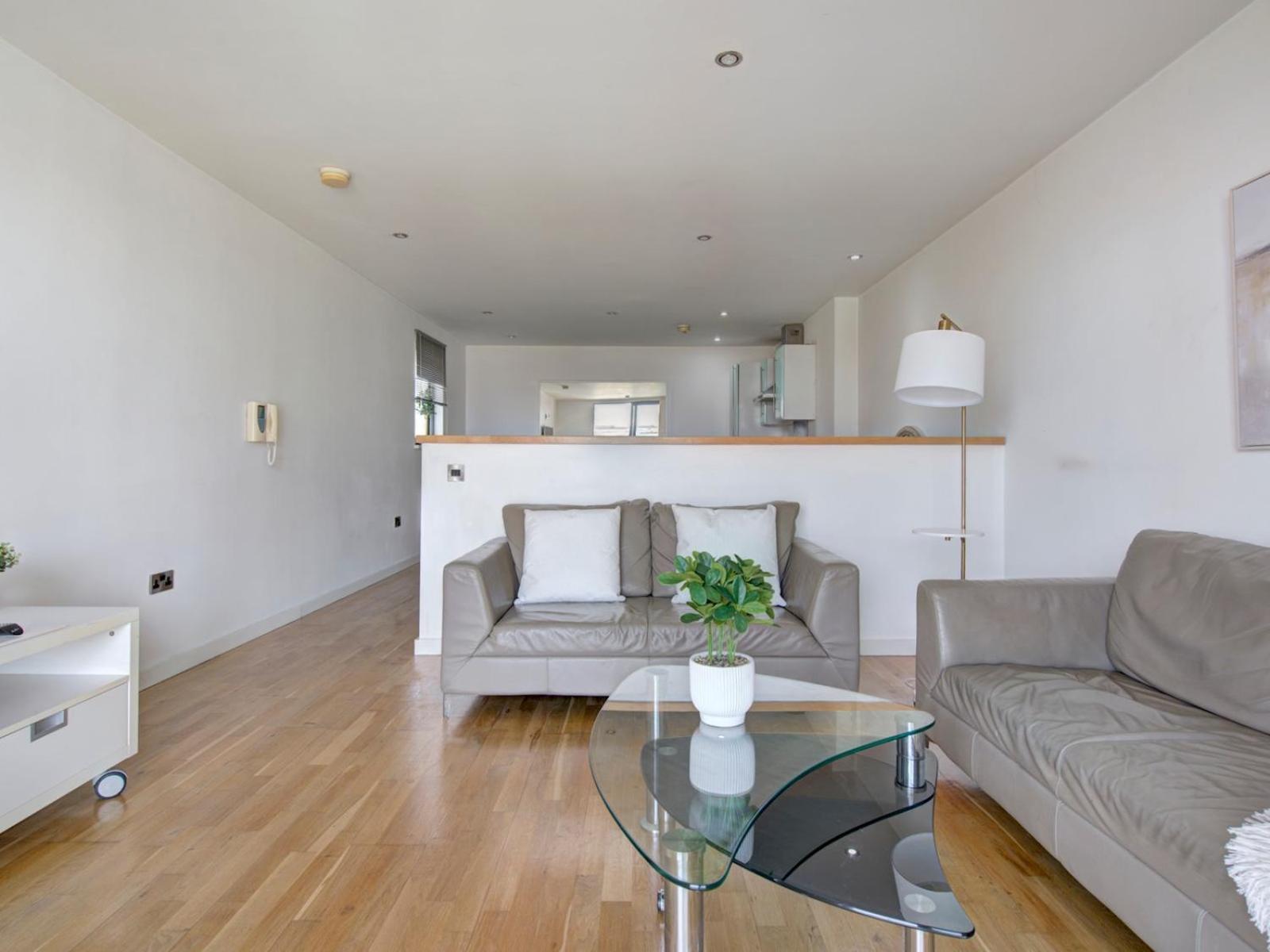 Pass The Keys Modern 2 Bed Centre Parking Apartment