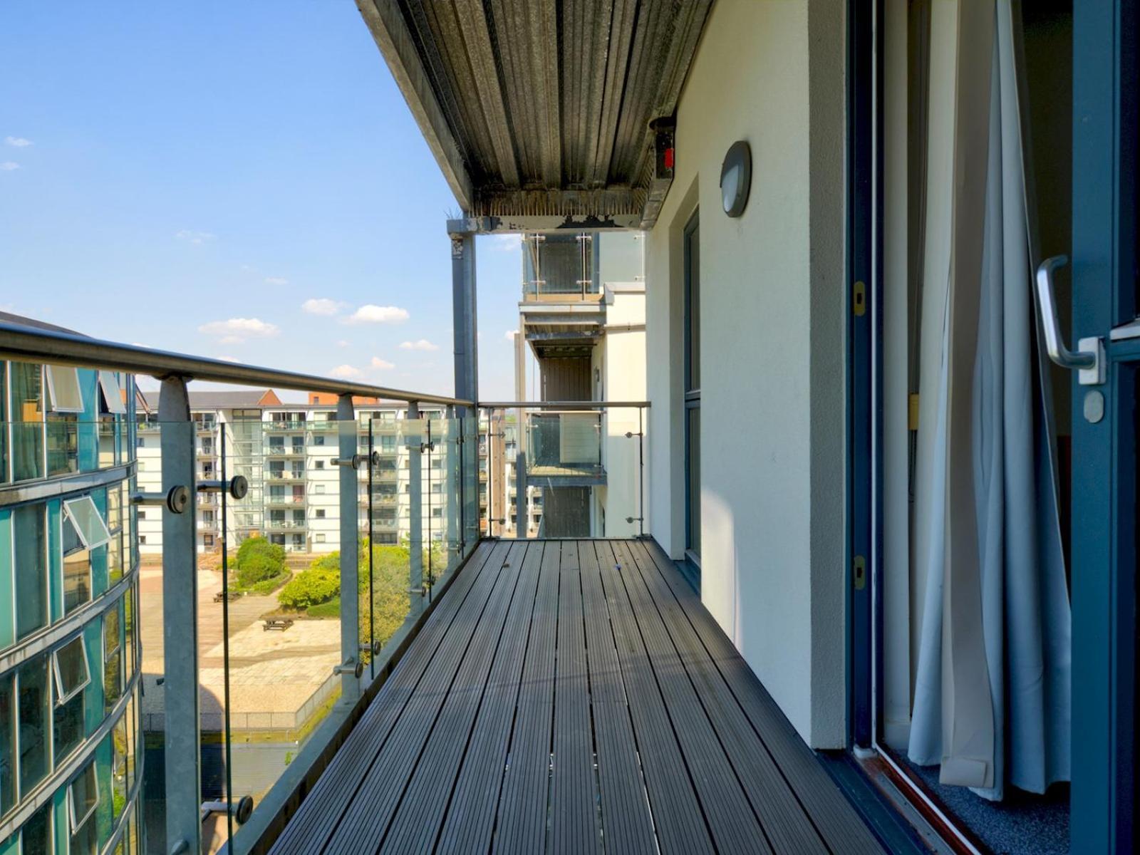 Pass The Keys Modern 2 Bed Centre Parking Apartment