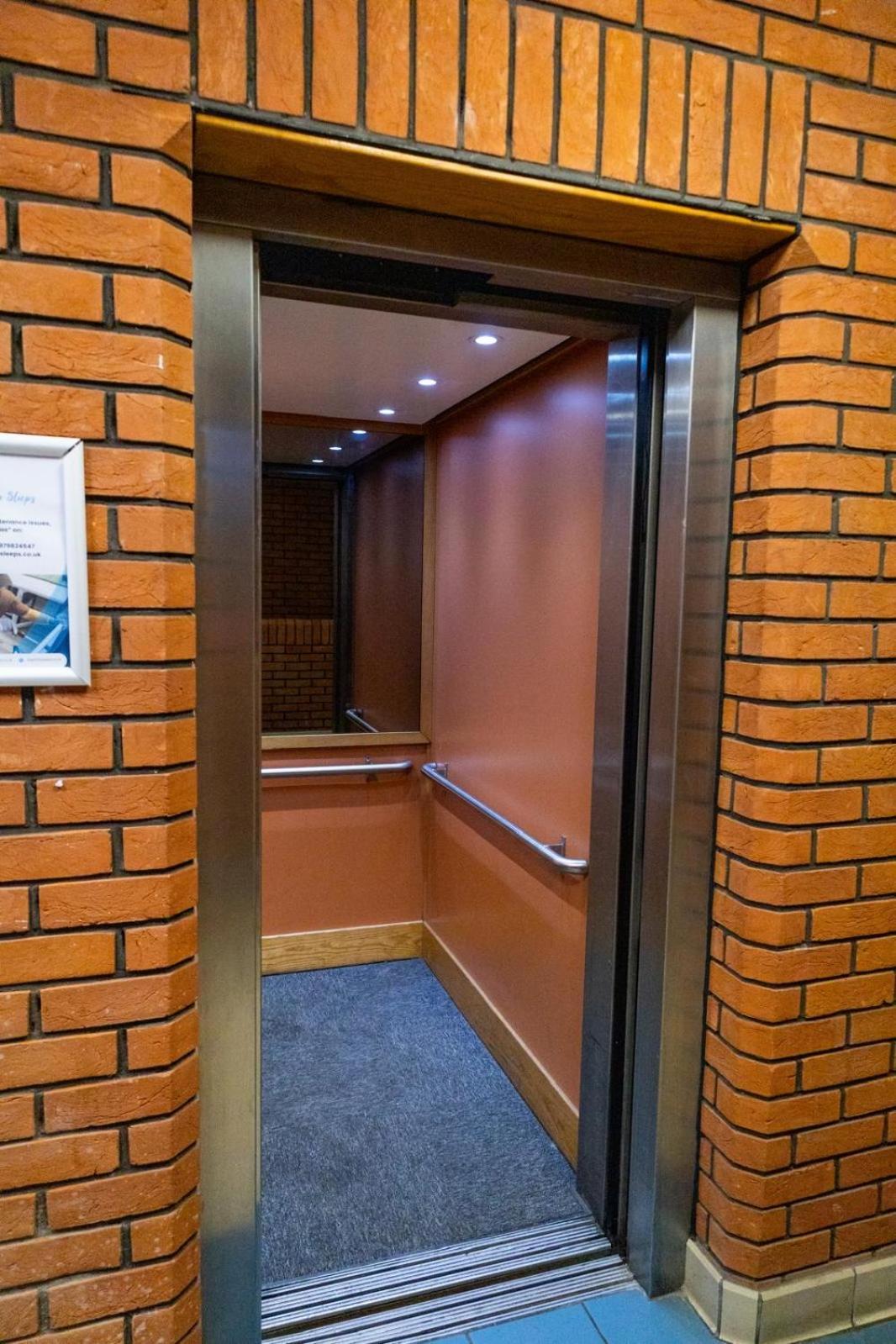 Zelena Luxurious Apartment, Private Parking, Fast Wi-fi, Self Check-in Anytime Perfect For Late Arrivals, 5 Minutes To Old Trafford Stadium Apartment