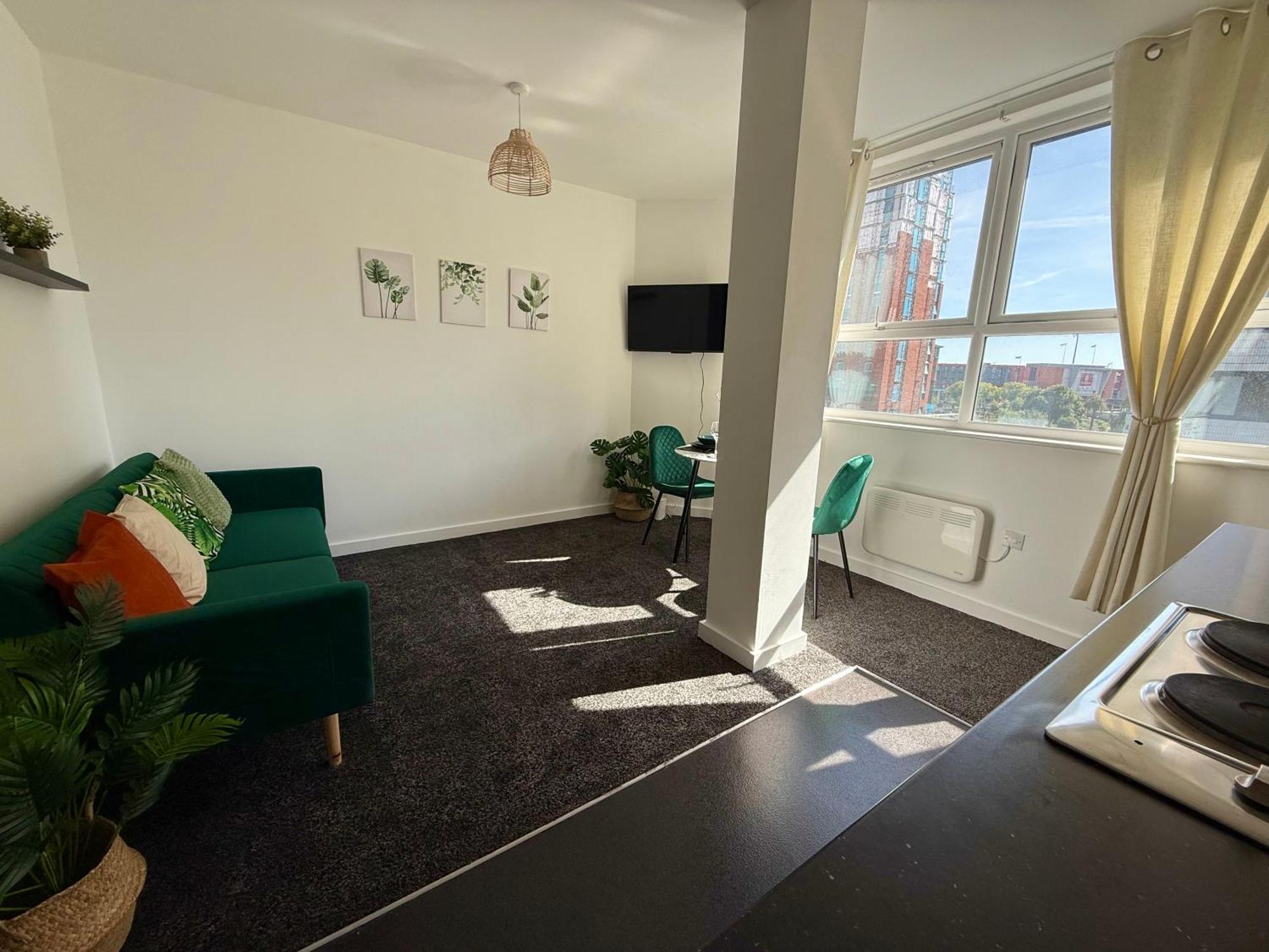 Zelena Luxurious Apartment, Private Parking, Fast Wi-fi, Self Check-in Anytime Perfect For Late Arrivals, 5 Minutes To Old Trafford Stadium Apartment *