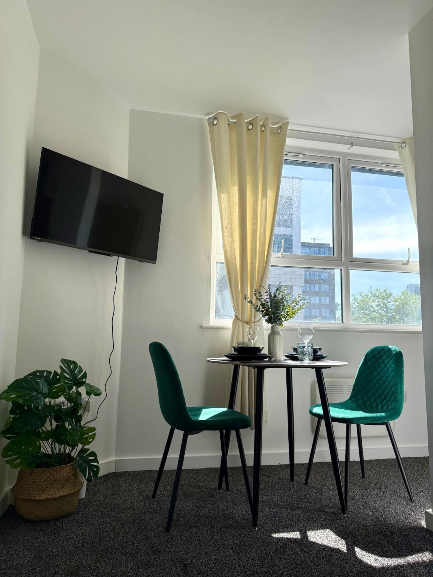 Apartment Zelena Luxurious Apartment, Private Parking, Fast Wi-fi, Self Check-in Anytime Perfect For Late Arrivals, 5 Minutes To Old Trafford Stadium