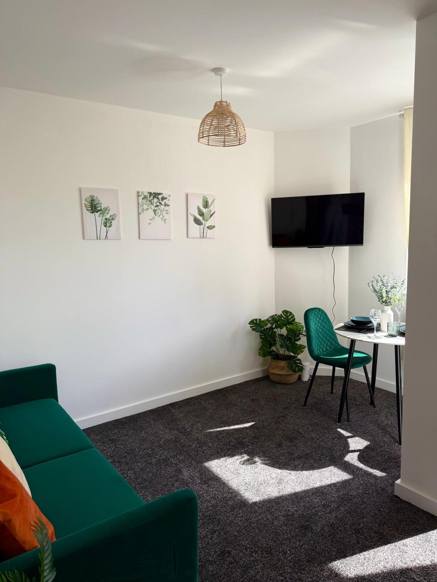 Apartment Zelena Luxurious Apartment, Private Parking, Fast Wi-fi, Self Check-in Anytime Perfect For Late Arrivals, 5 Minutes To Old Trafford Stadium *
