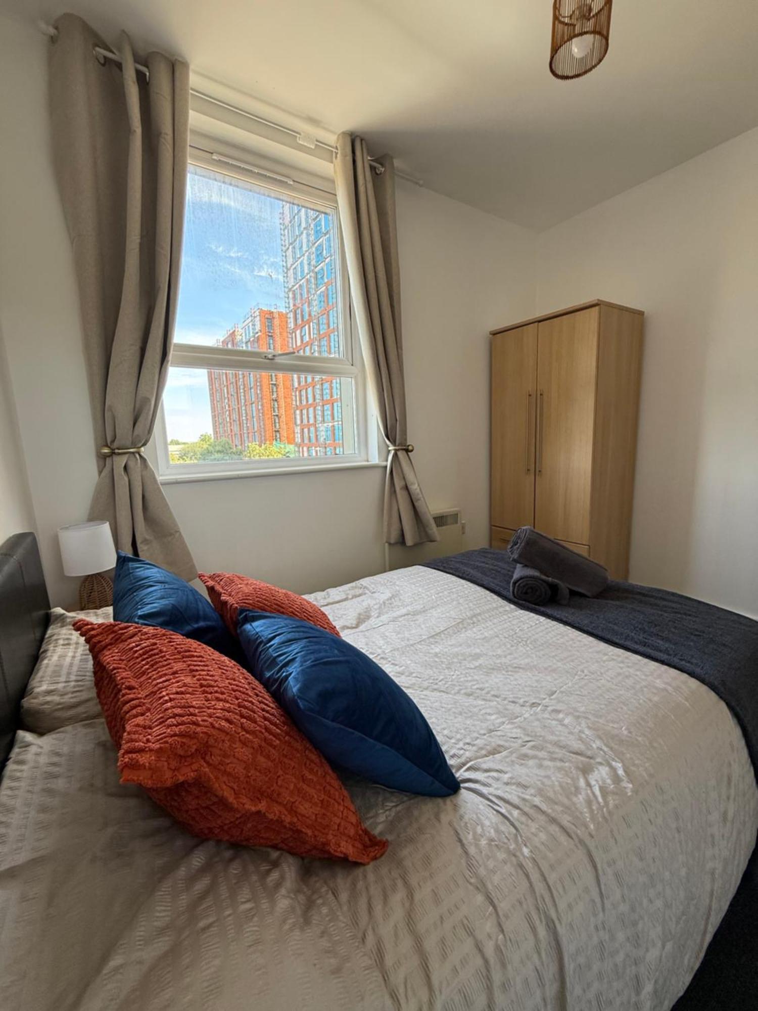 Zelena Luxurious Apartment, Private Parking, Fast Wi-fi, Self Check-in Anytime Perfect For Late Arrivals, 5 Minutes To Old Trafford Stadium *