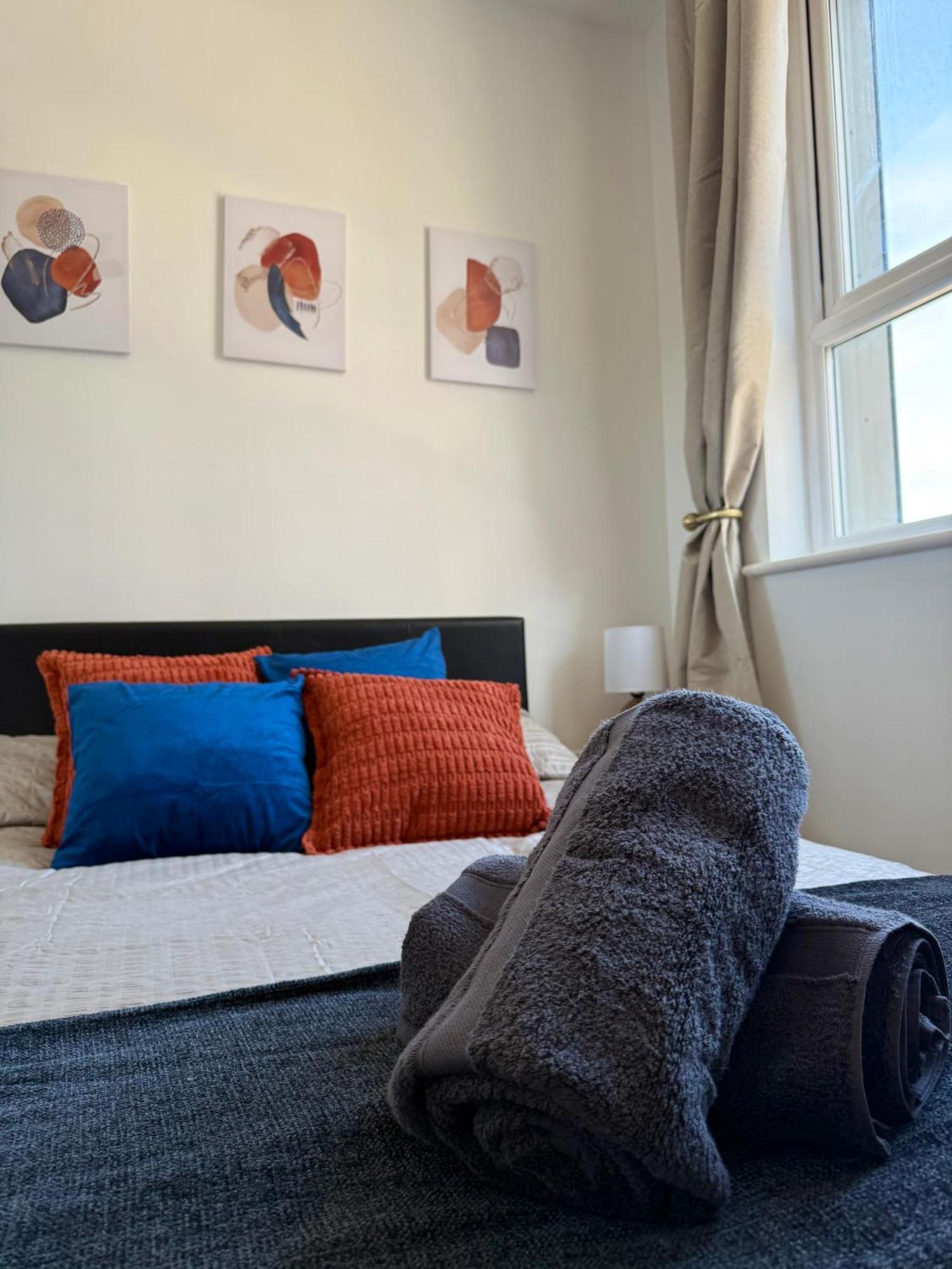 Zelena Luxurious Apartment, Private Parking, Fast Wi-fi, Self Check-in Anytime Perfect For Late Arrivals, 5 Minutes To Old Trafford Stadium Apartment *