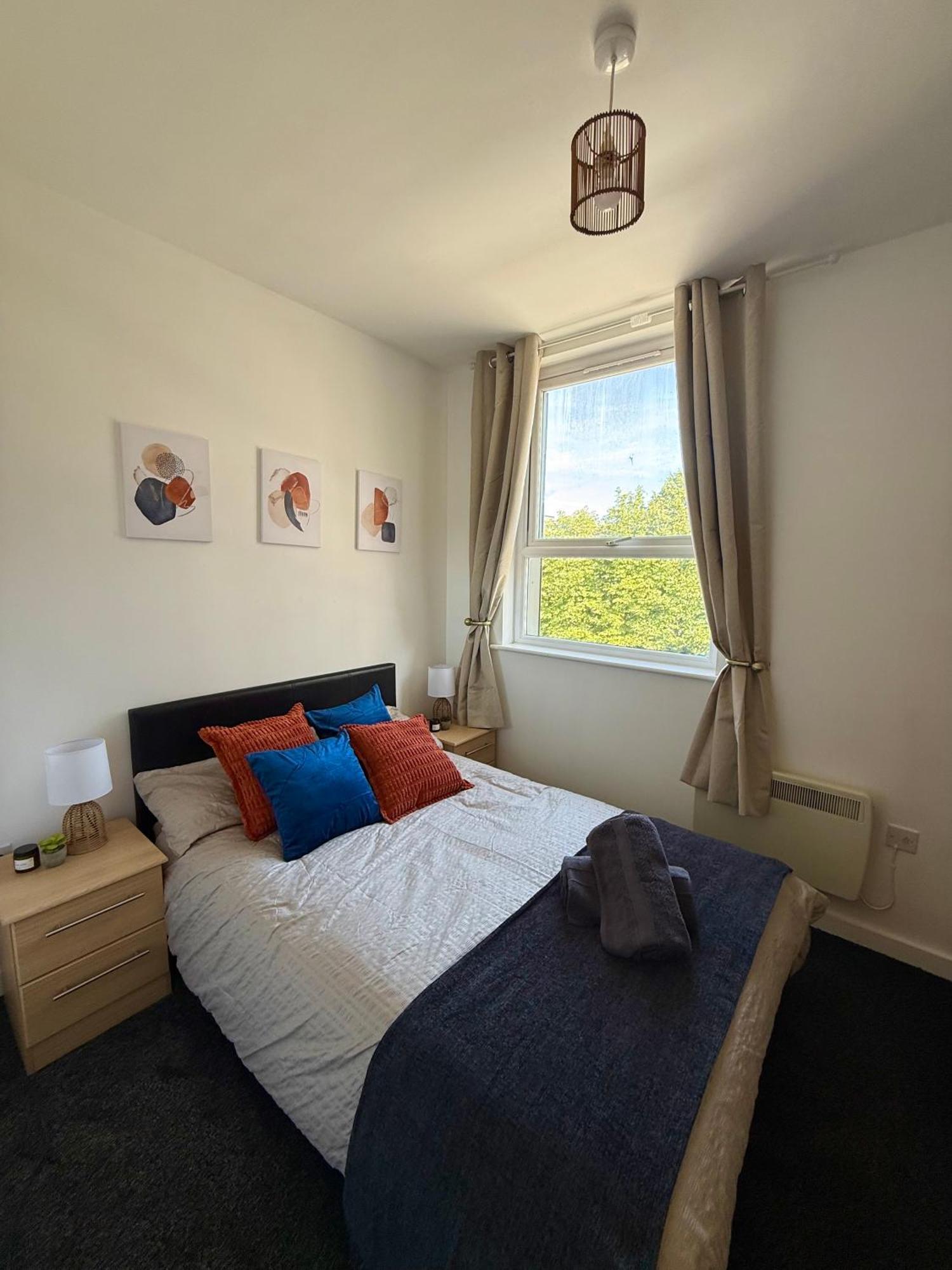 Zelena Luxurious Apartment, Private Parking, Fast Wi-fi, Self Check-in Anytime Perfect For Late Arrivals, 5 Minutes To Old Trafford Stadium Manchester