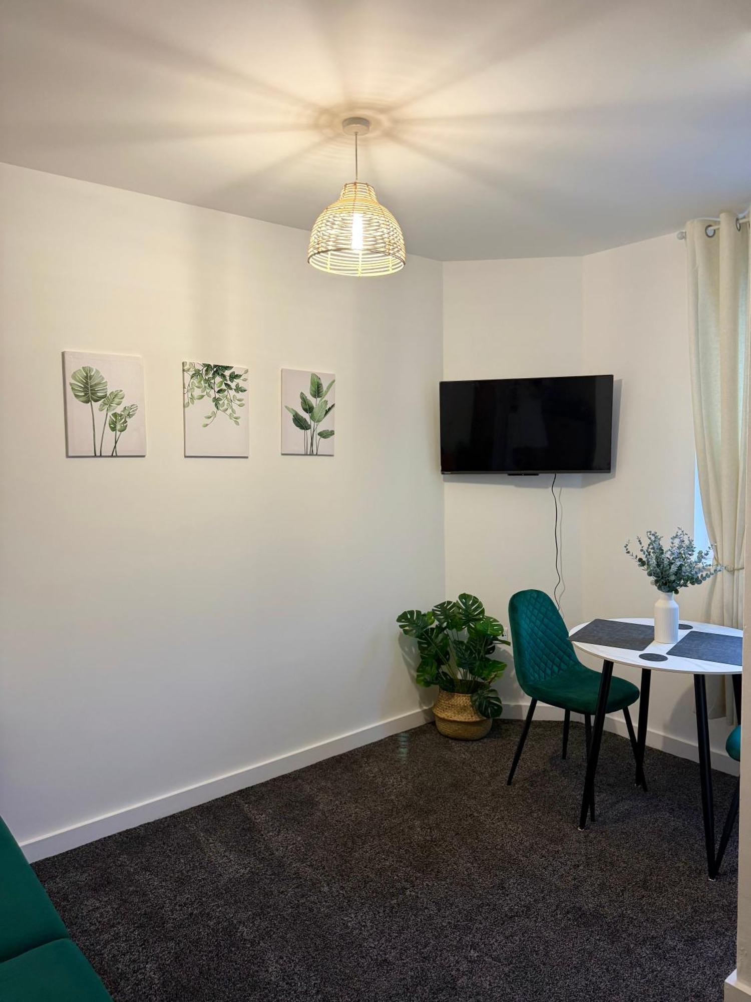 Zelena Luxurious Apartment, Private Parking, Fast Wi-fi, Self Check-in Anytime Perfect For Late Arrivals, 5 Minutes To Old Trafford Stadium *