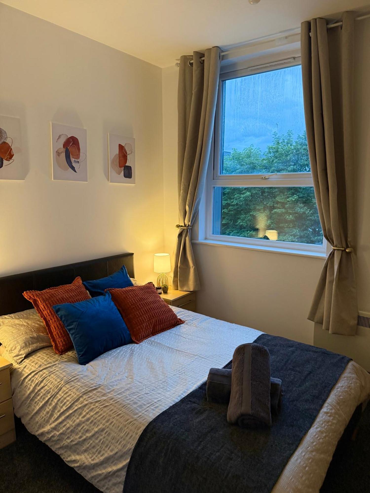 Zelena Luxurious Apartment, Private Parking, Fast Wi-fi, Self Check-in Anytime Perfect For Late Arrivals, 5 Minutes To Old Trafford Stadium Manchester