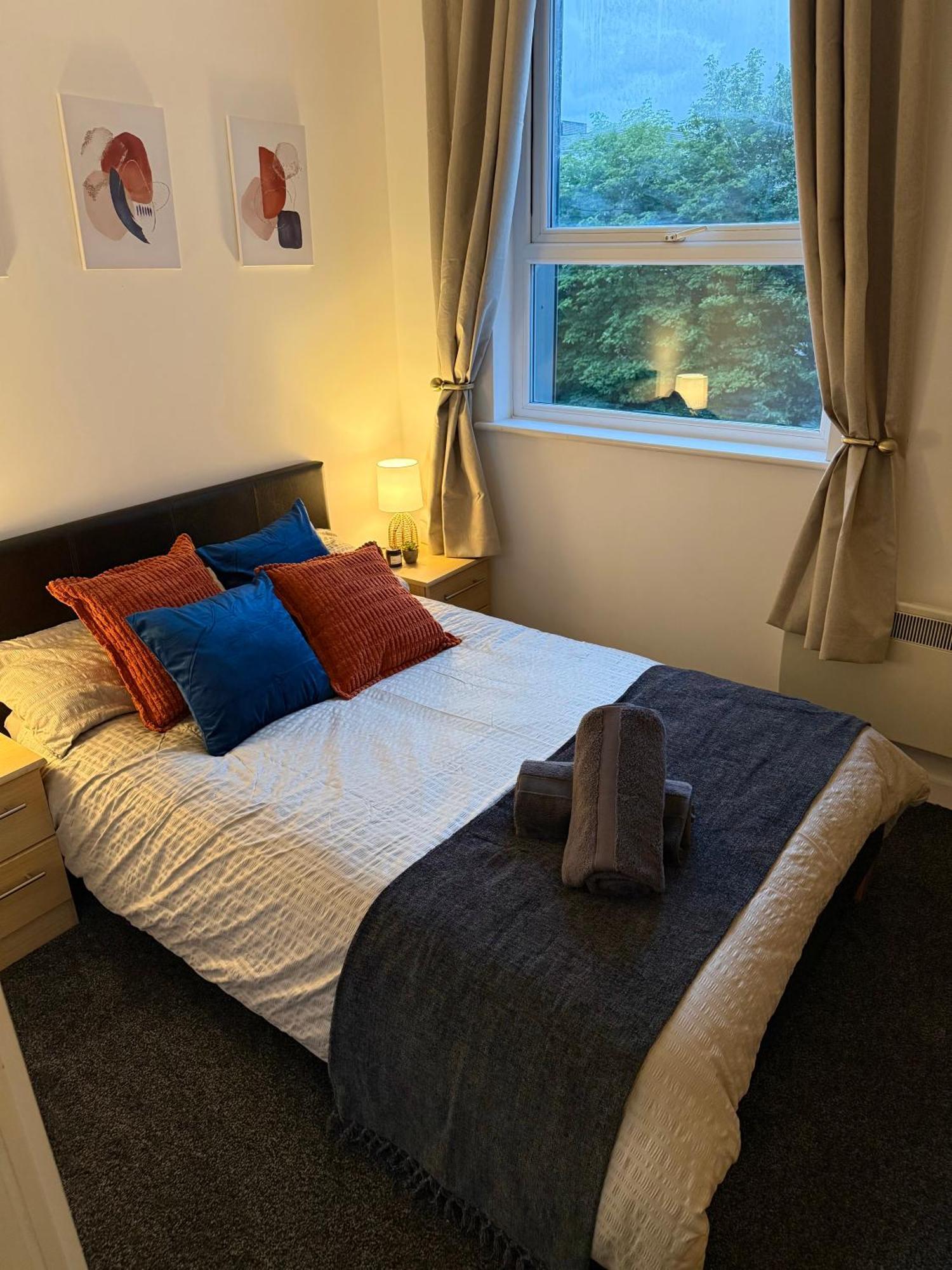 Zelena Luxurious Apartment, Private Parking, Fast Wi-fi, Self Check-in Anytime Perfect For Late Arrivals, 5 Minutes To Old Trafford Stadium Manchester