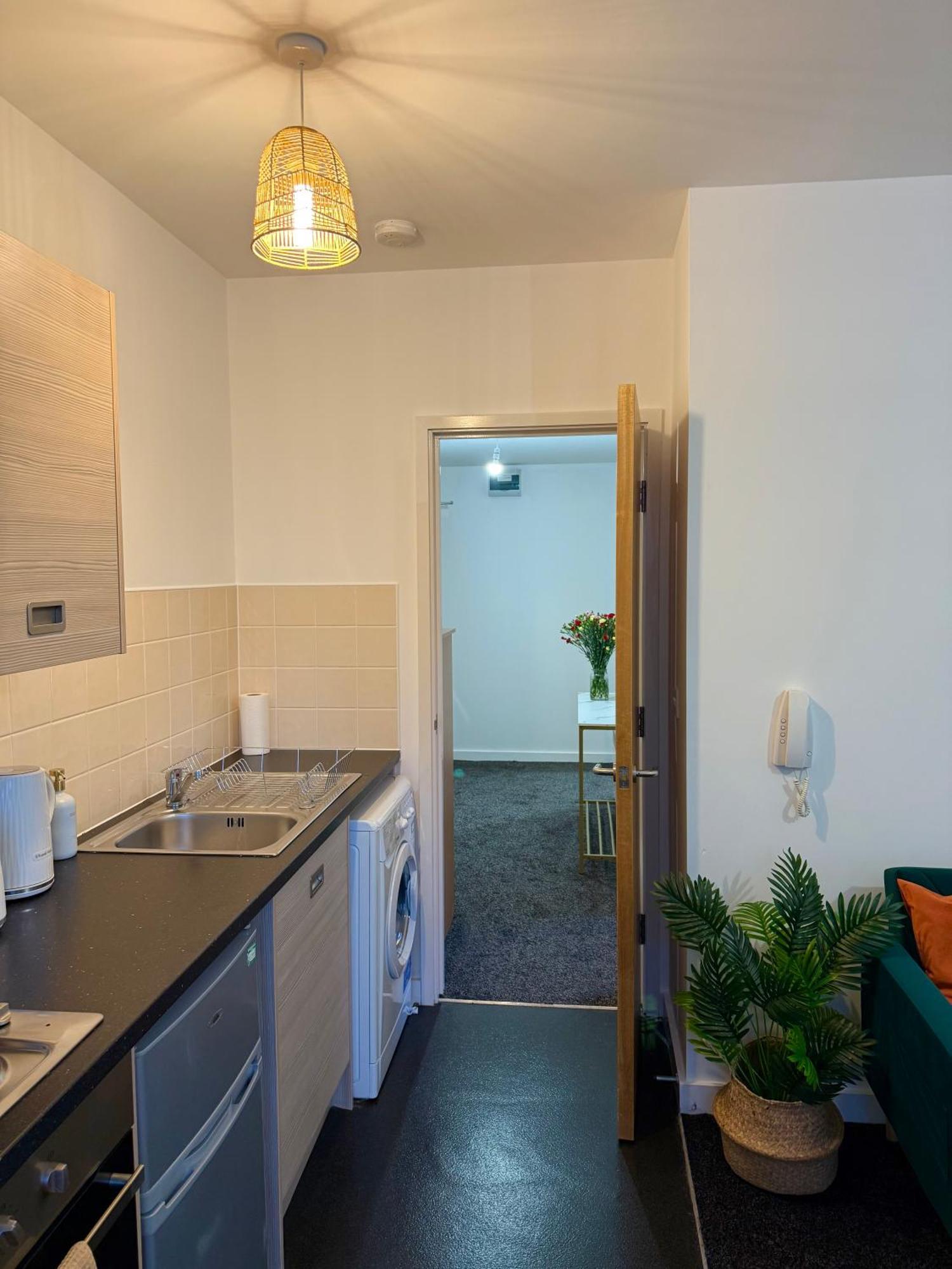 Zelena Luxurious Apartment, Private Parking, Fast Wi-fi, Self Check-in Anytime Perfect For Late Arrivals, 5 Minutes To Old Trafford Stadium Apartment Manchester