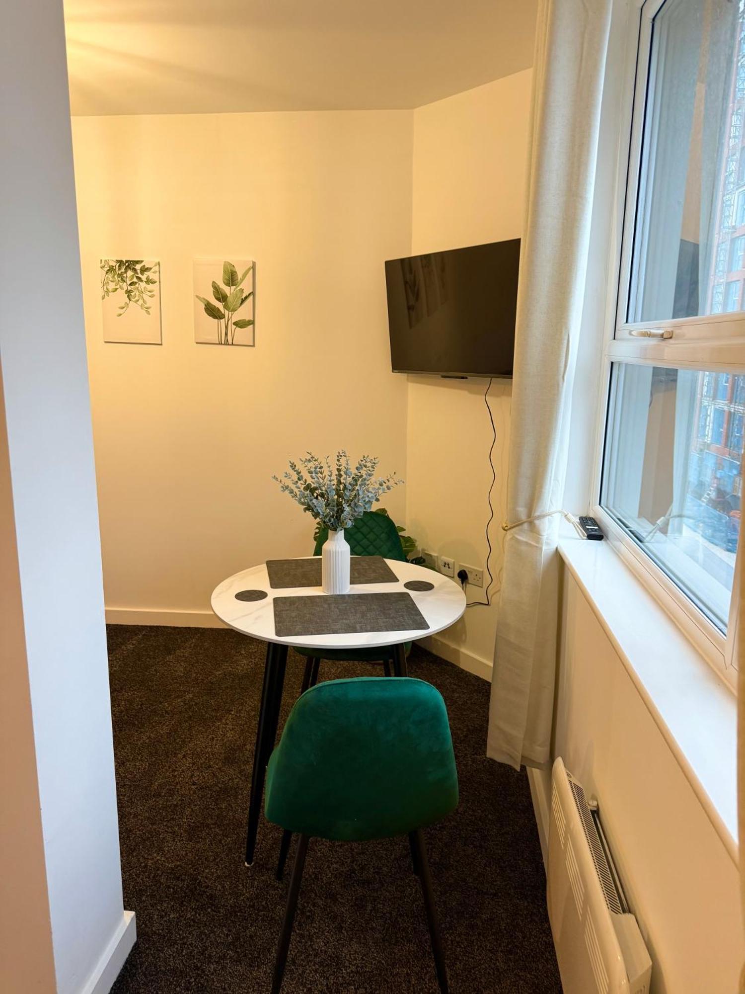 Apartment Zelena Luxurious Apartment, Private Parking, Fast Wi-fi, Self Check-in Anytime Perfect For Late Arrivals, 5 Minutes To Old Trafford Stadium *