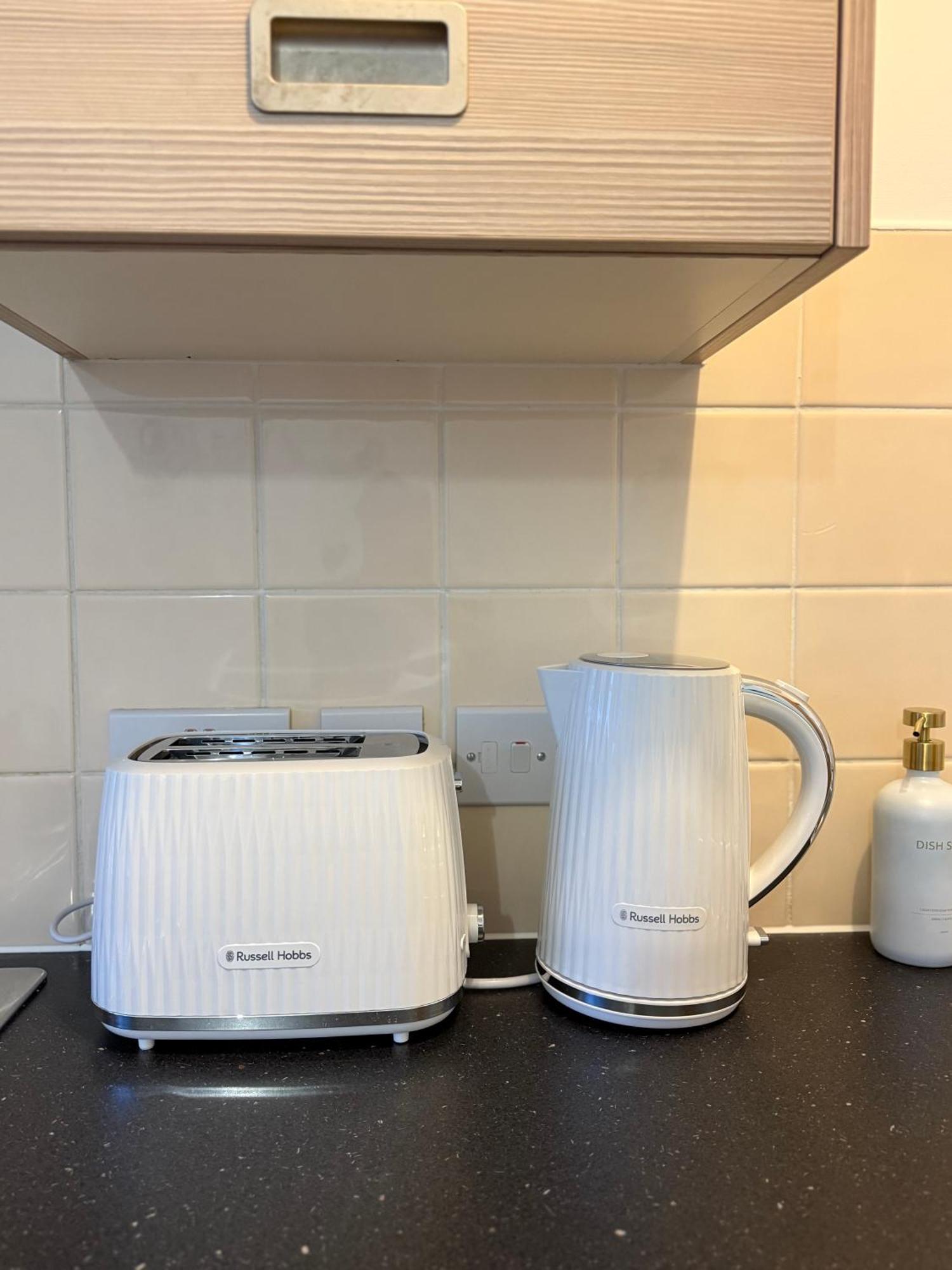 Zelena Luxurious Apartment, Private Parking, Fast Wi-fi, Self Check-in Anytime Perfect For Late Arrivals, 5 Minutes To Old Trafford Stadium Manchester