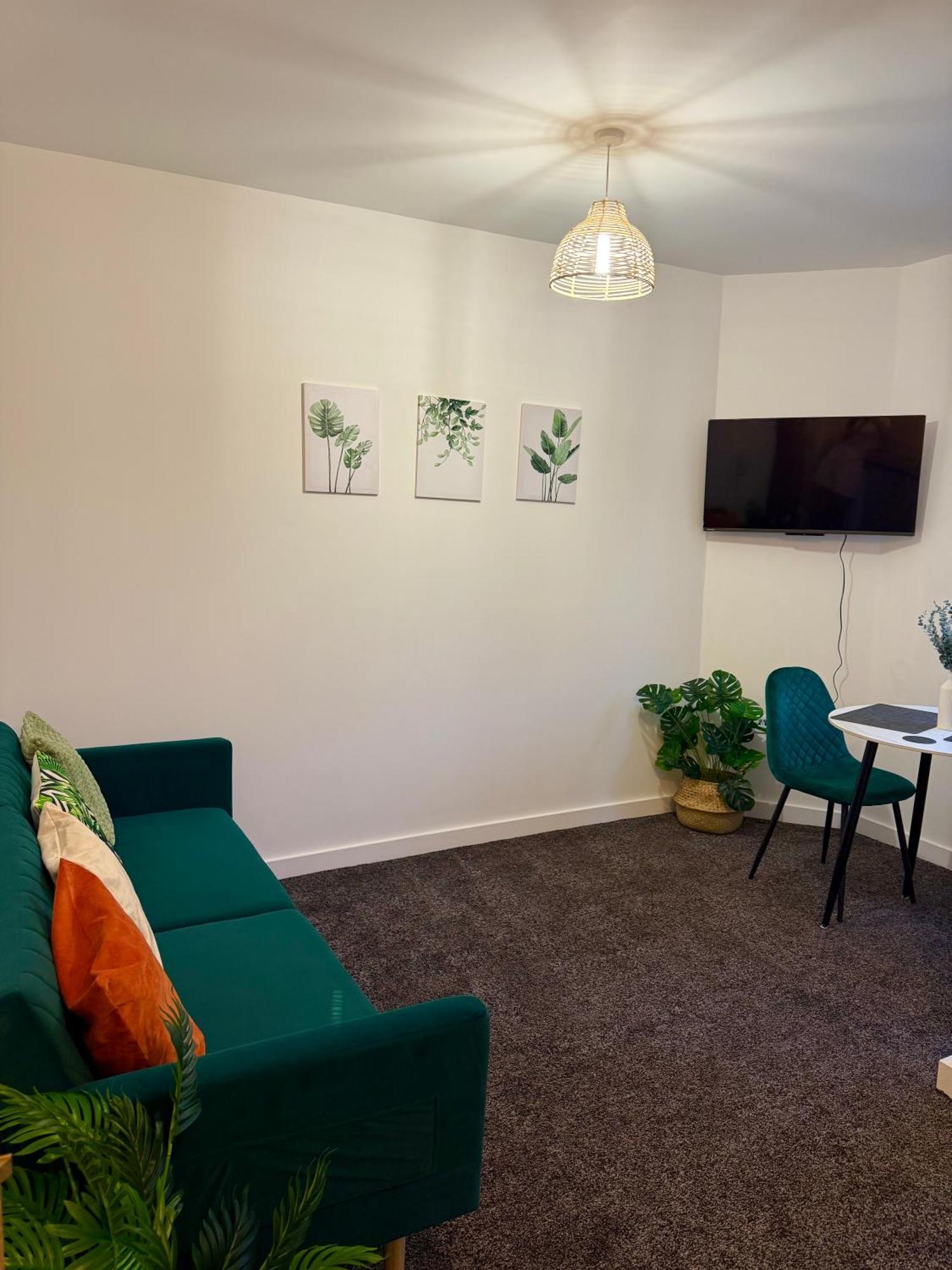Zelena Luxurious Apartment, Private Parking, Fast Wi-fi, Self Check-in Anytime Perfect For Late Arrivals, 5 Minutes To Old Trafford Stadium Apartment *