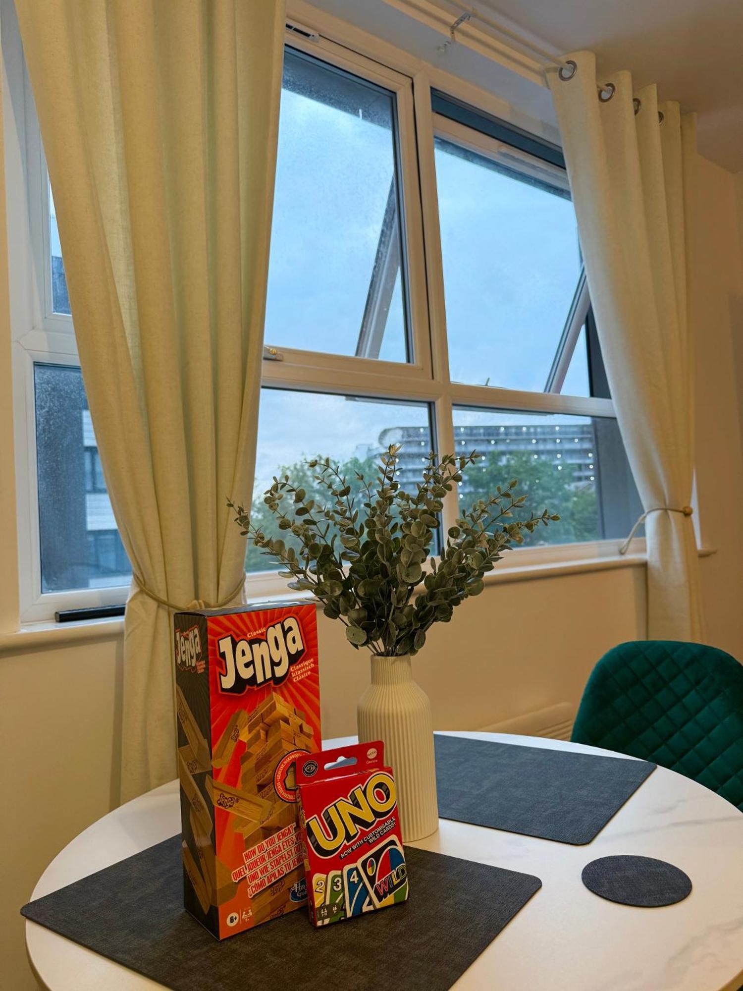Zelena Luxurious Apartment, Private Parking, Fast Wi-fi, Self Check-in Anytime Perfect For Late Arrivals, 5 Minutes To Old Trafford Stadium Apartment Manchester