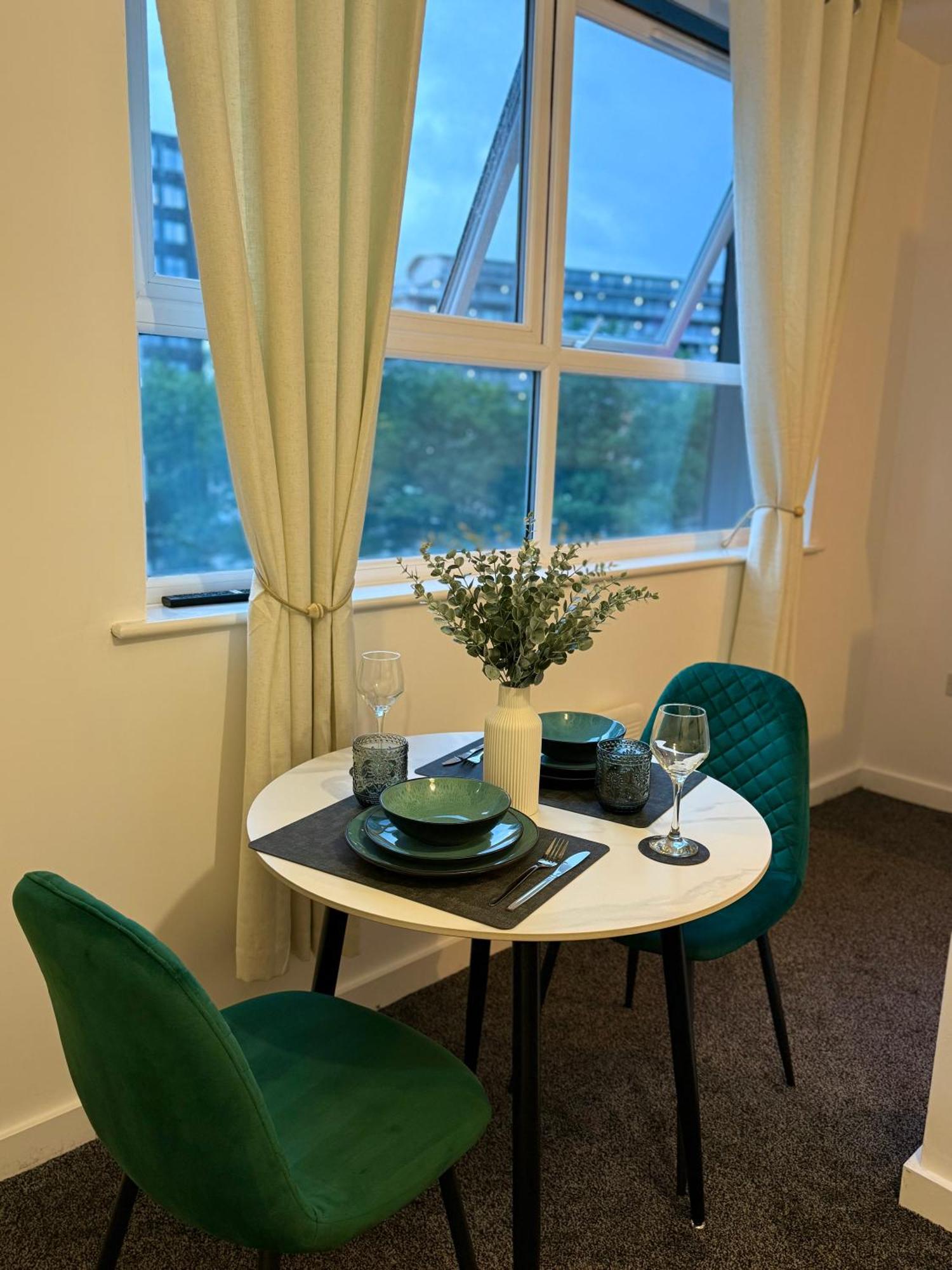 Zelena Luxurious Apartment, Private Parking, Fast Wi-fi, Self Check-in Anytime Perfect For Late Arrivals, 5 Minutes To Old Trafford Stadium Apartment Manchester