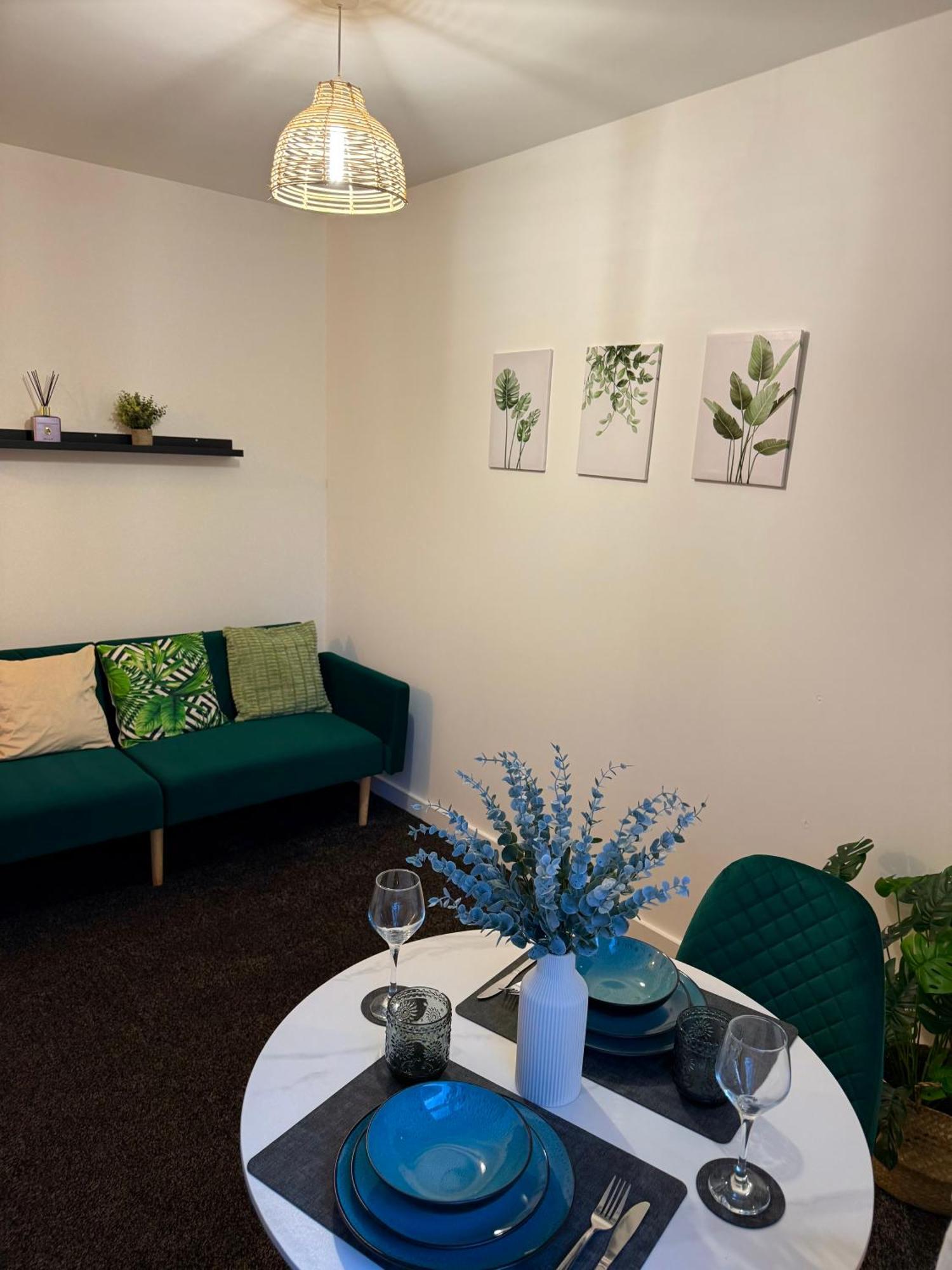 Zelena Luxurious Apartment, Private Parking, Fast Wi-fi, Self Check-in Anytime Perfect For Late Arrivals, 5 Minutes To Old Trafford Stadium