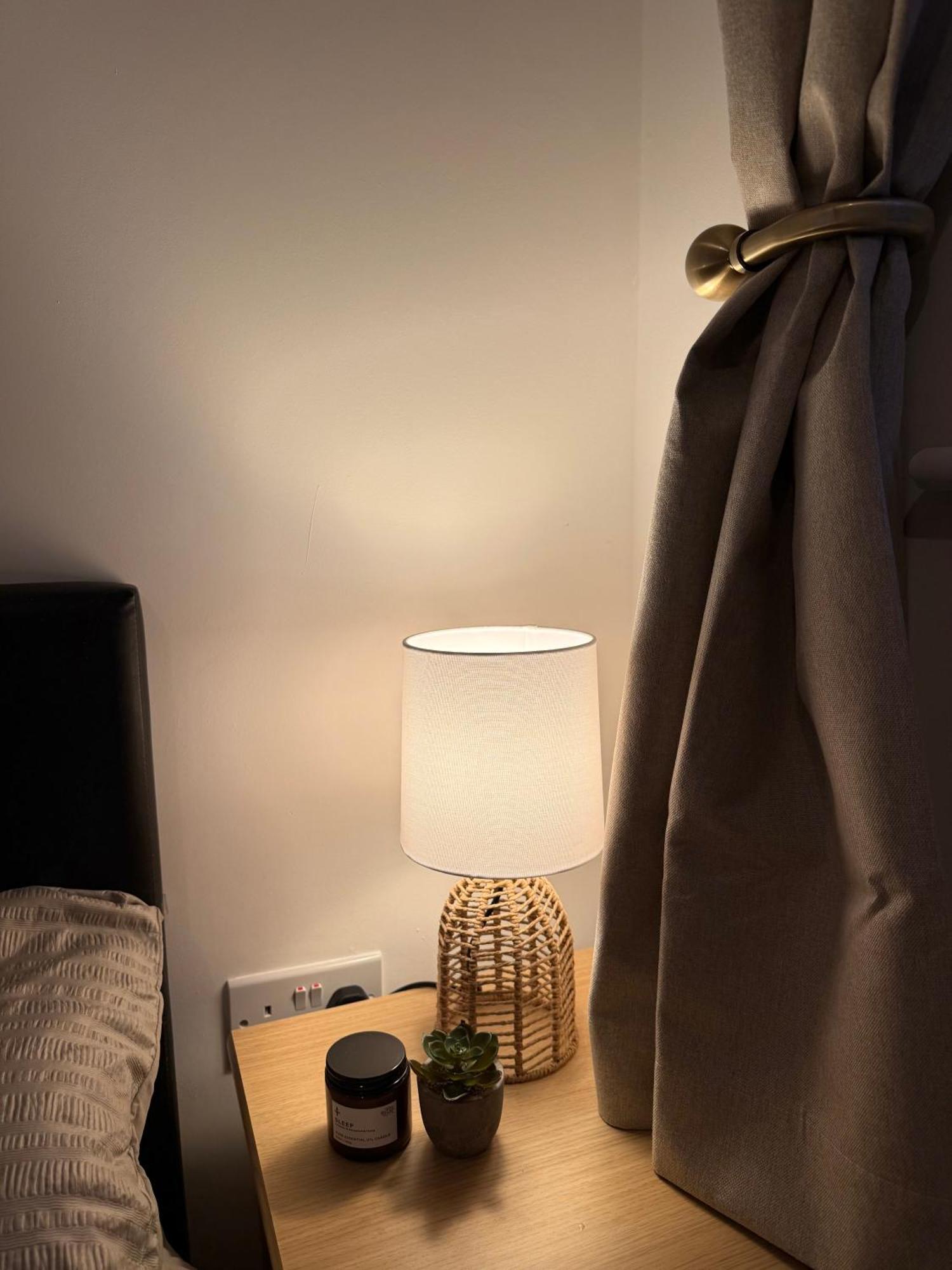 Zelena Luxurious Apartment, Private Parking, Fast Wi-fi, Self Check-in Anytime Perfect For Late Arrivals, 5 Minutes To Old Trafford Stadium Apartment *