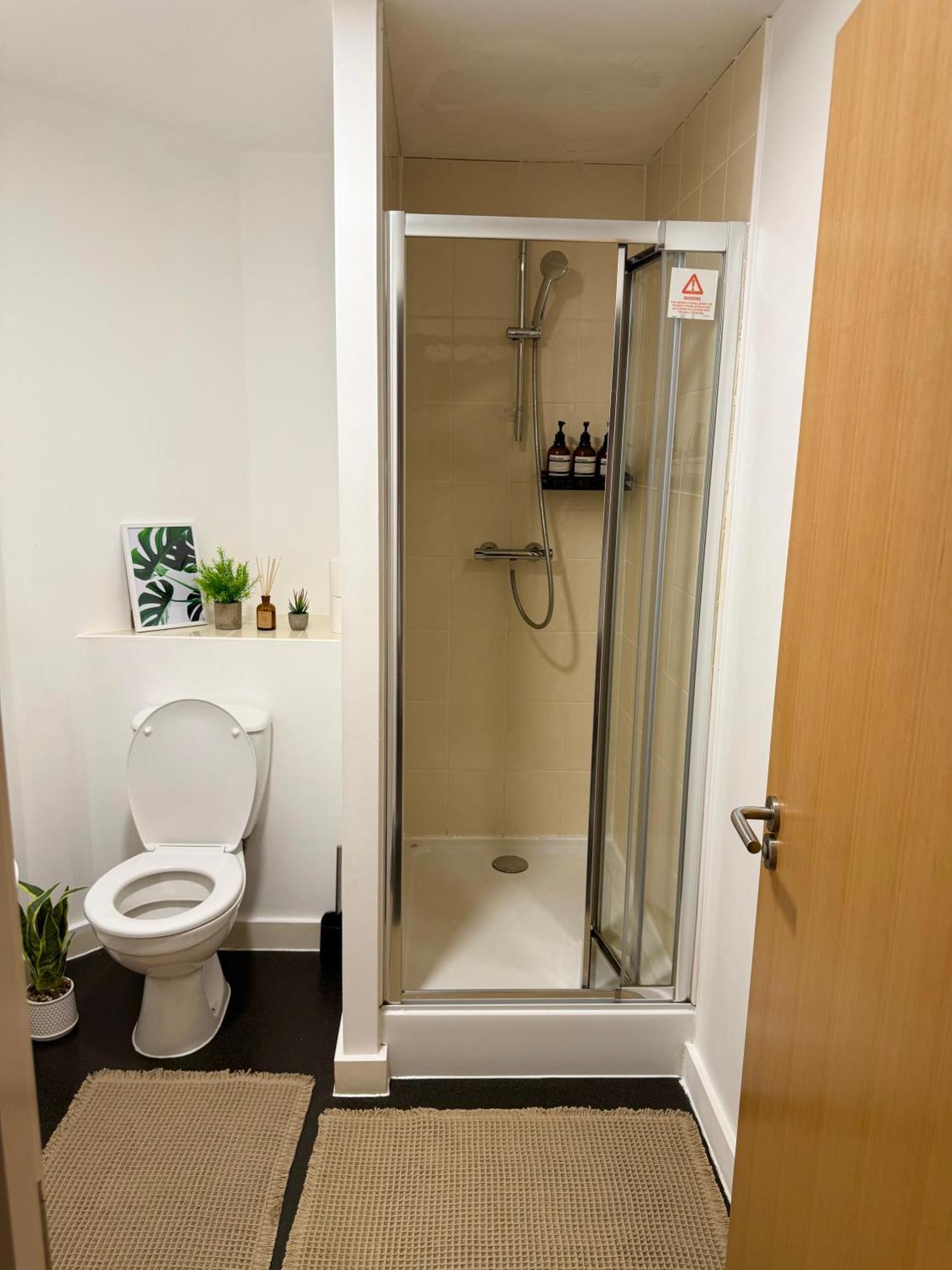 Zelena Luxurious Apartment, Private Parking, Fast Wi-fi, Self Check-in Anytime Perfect For Late Arrivals, 5 Minutes To Old Trafford Stadium *